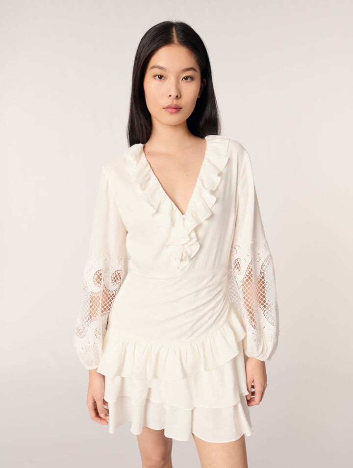Kleid mit Volants und Stickereien