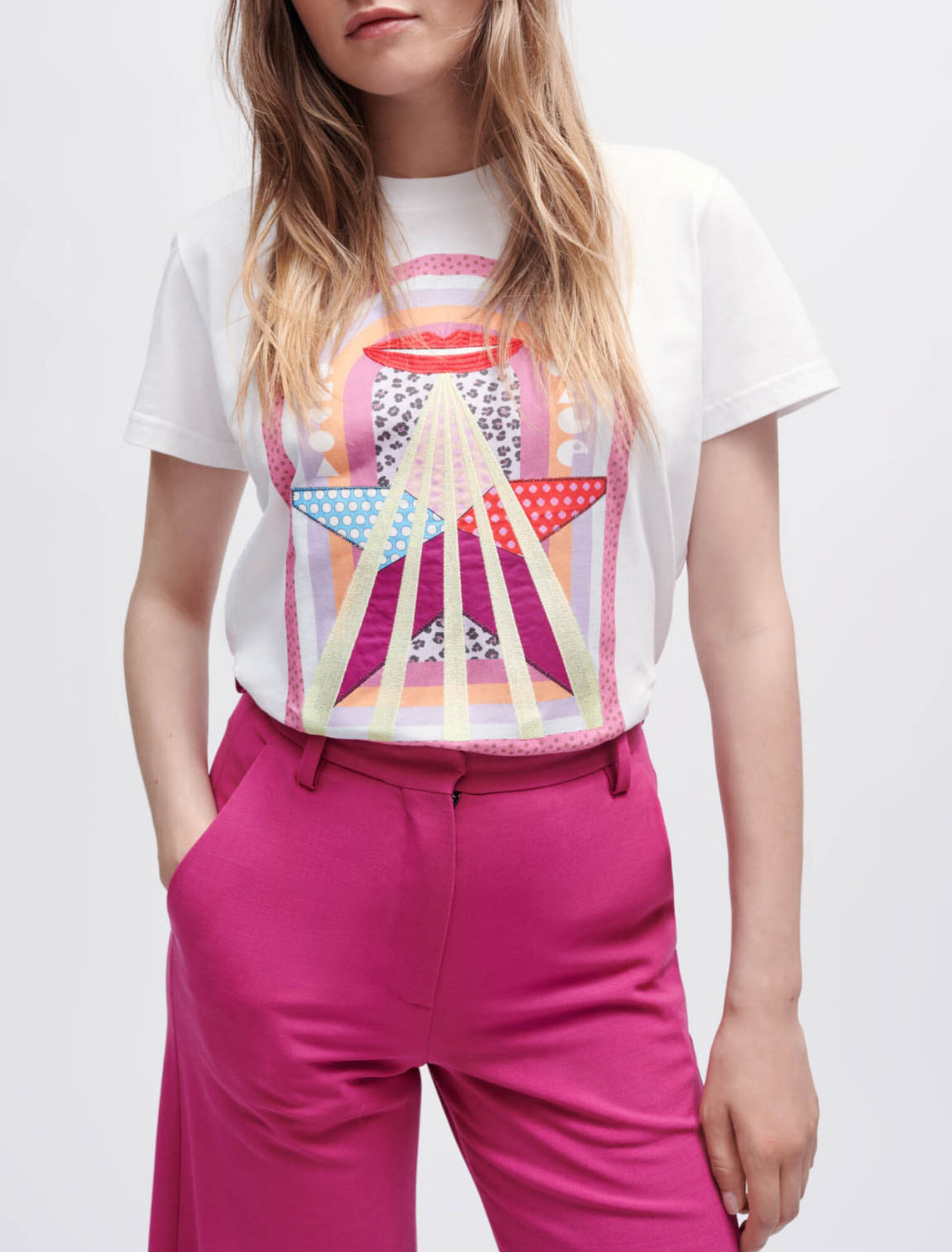 Besticktes T-Shirt mit Siebdruck