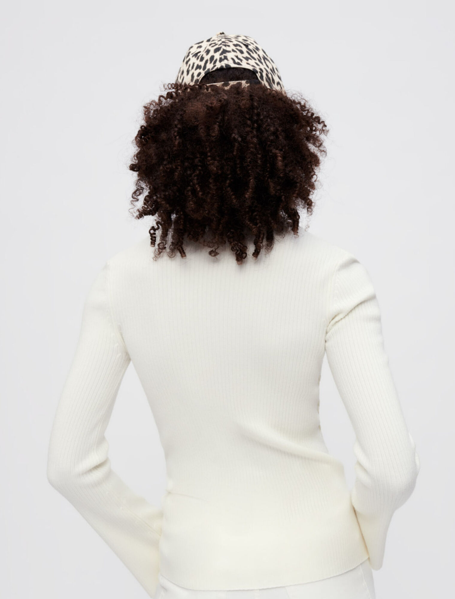 Gerippter Pullover, Metallösen in Gold