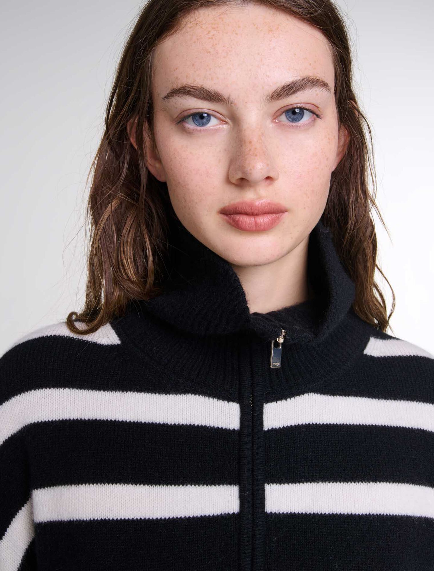 Gestreifter Stehkragenpullover