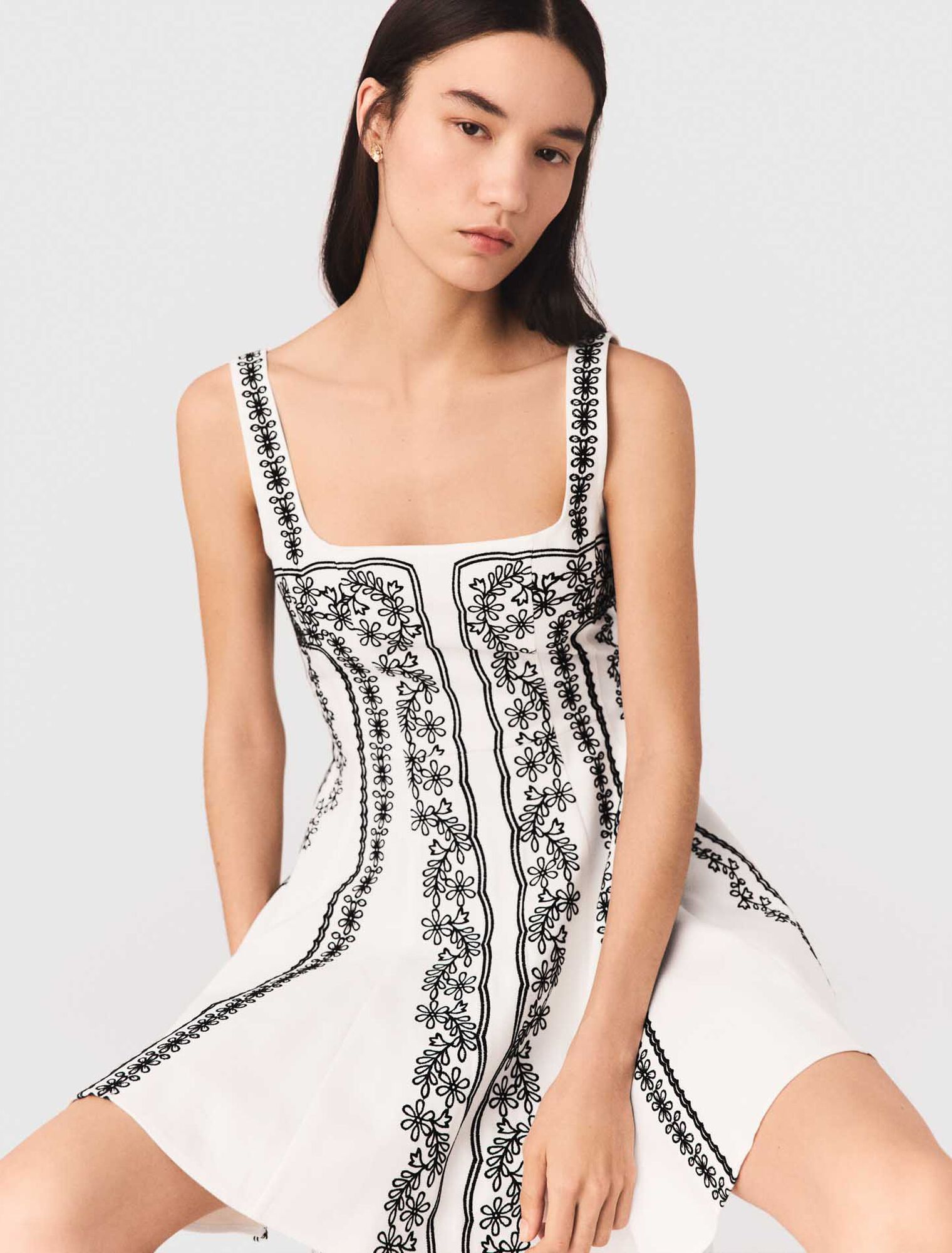 Kurzes besticktes Tr&auml;gerkleid