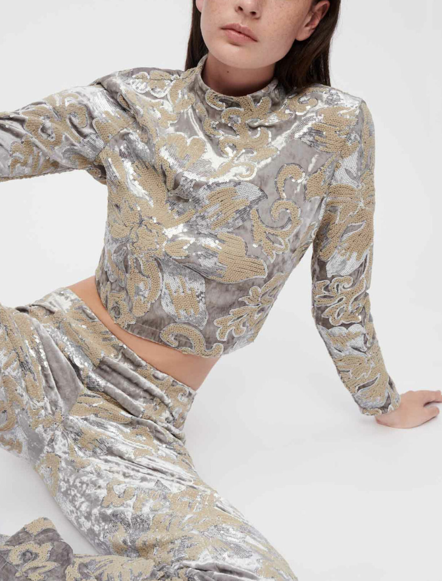Crop Top aus Samt mit Pailetten bestickt