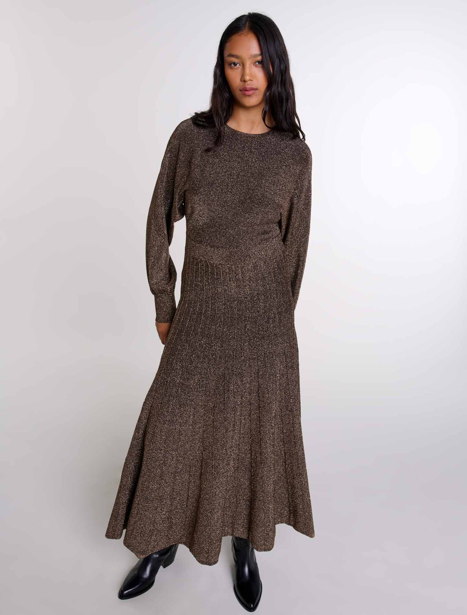 Langes Kleid aus glänzendem Strick