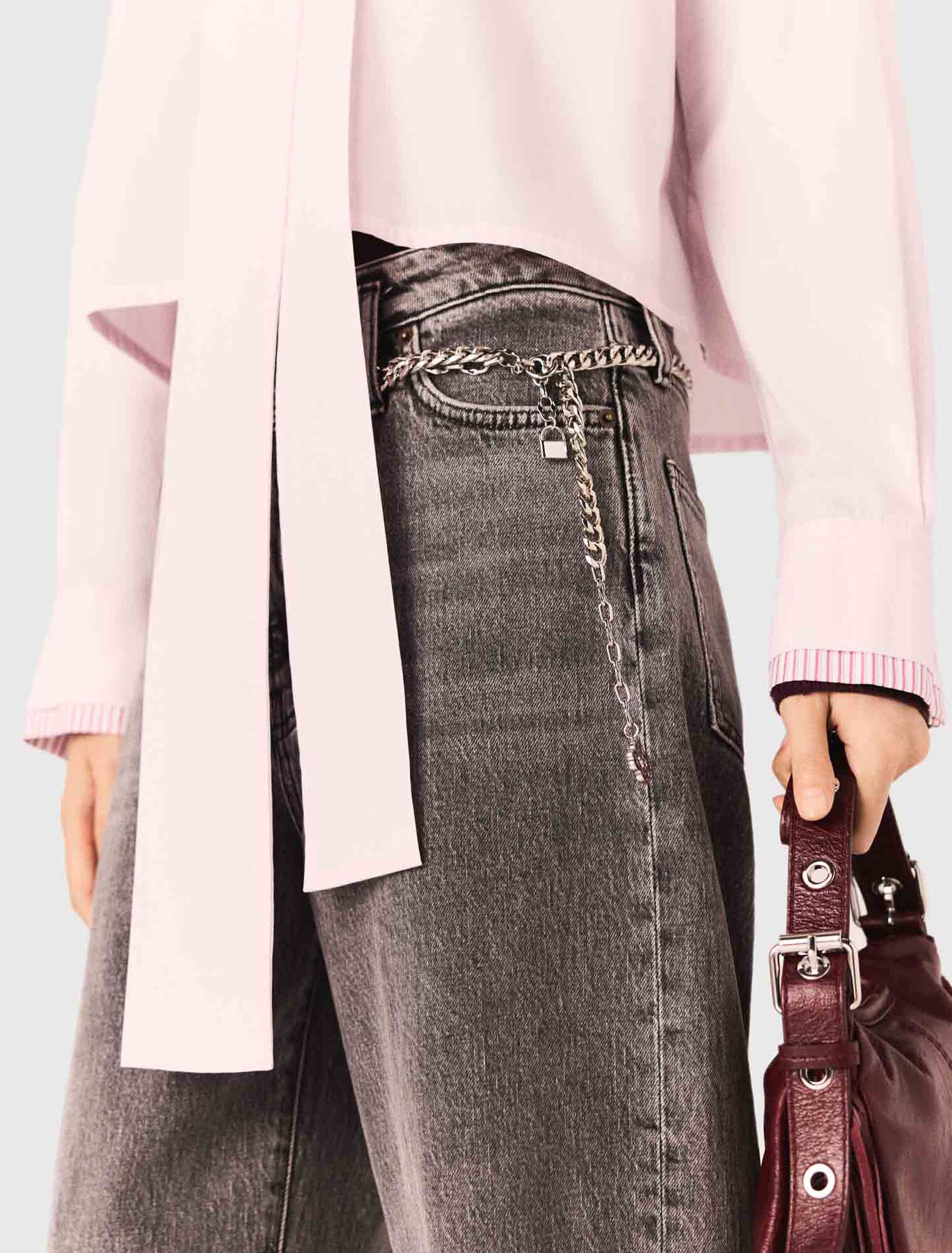 Weite Jeans mit Kettengürtel