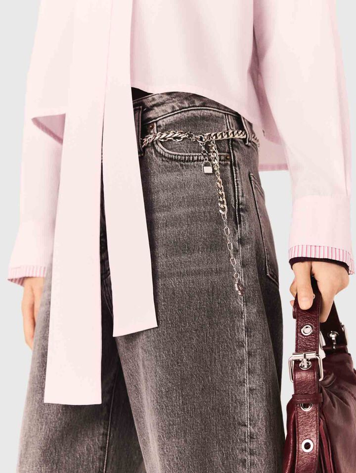 Weite Jeans mit Kettengürtel
