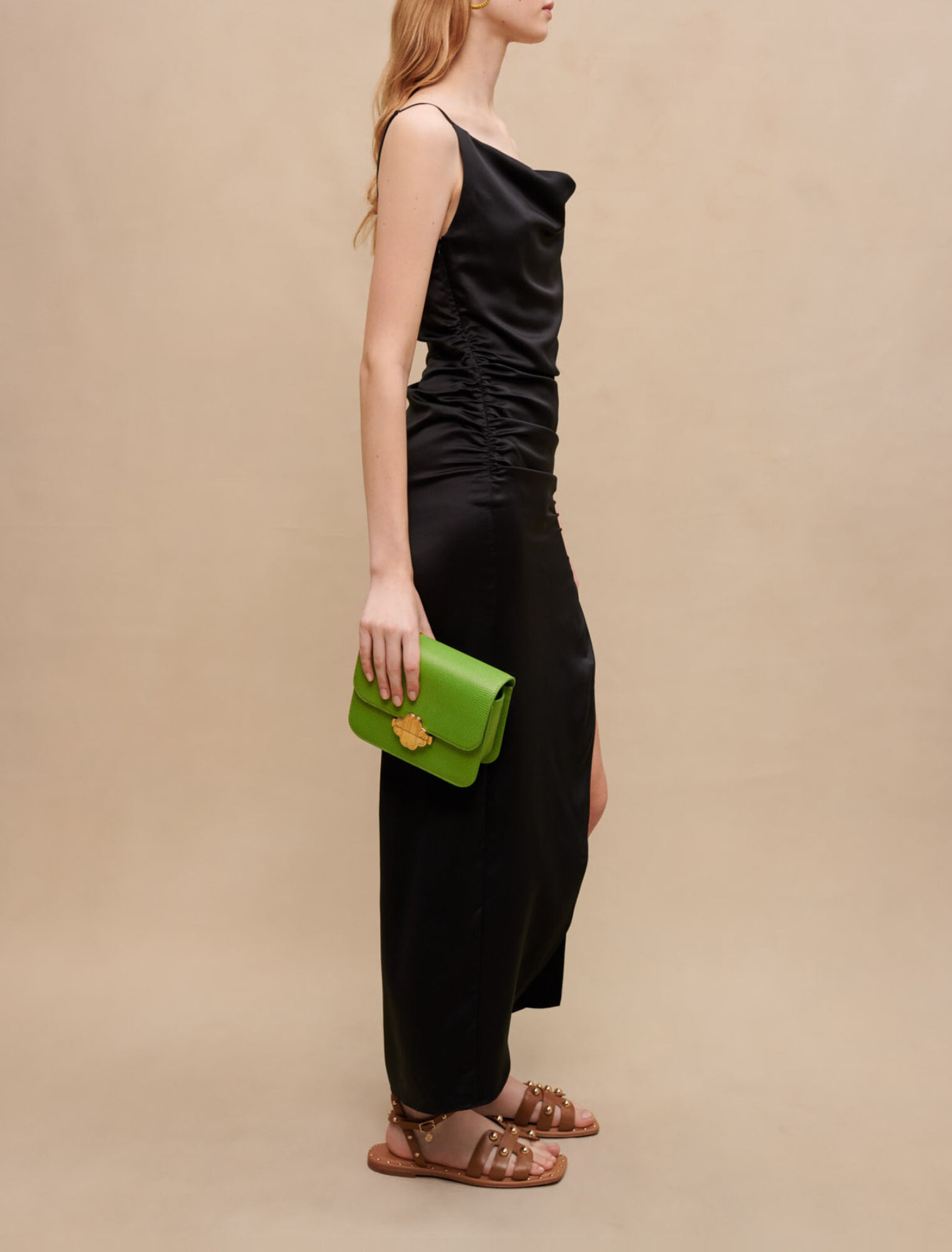 Geschlitztes drapiertes langes Kleid