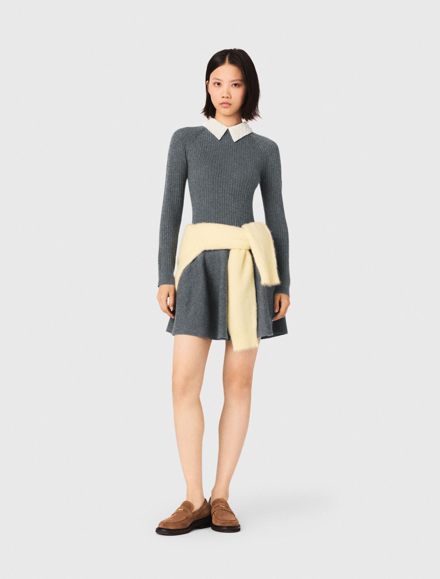 Kurzes Strickkleid mit Perlenkragen