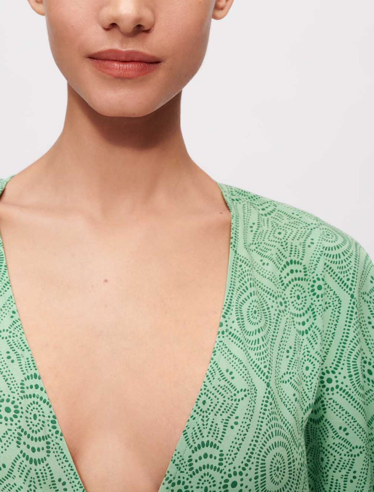 Fließendes und bedrucktes Schalkleid
