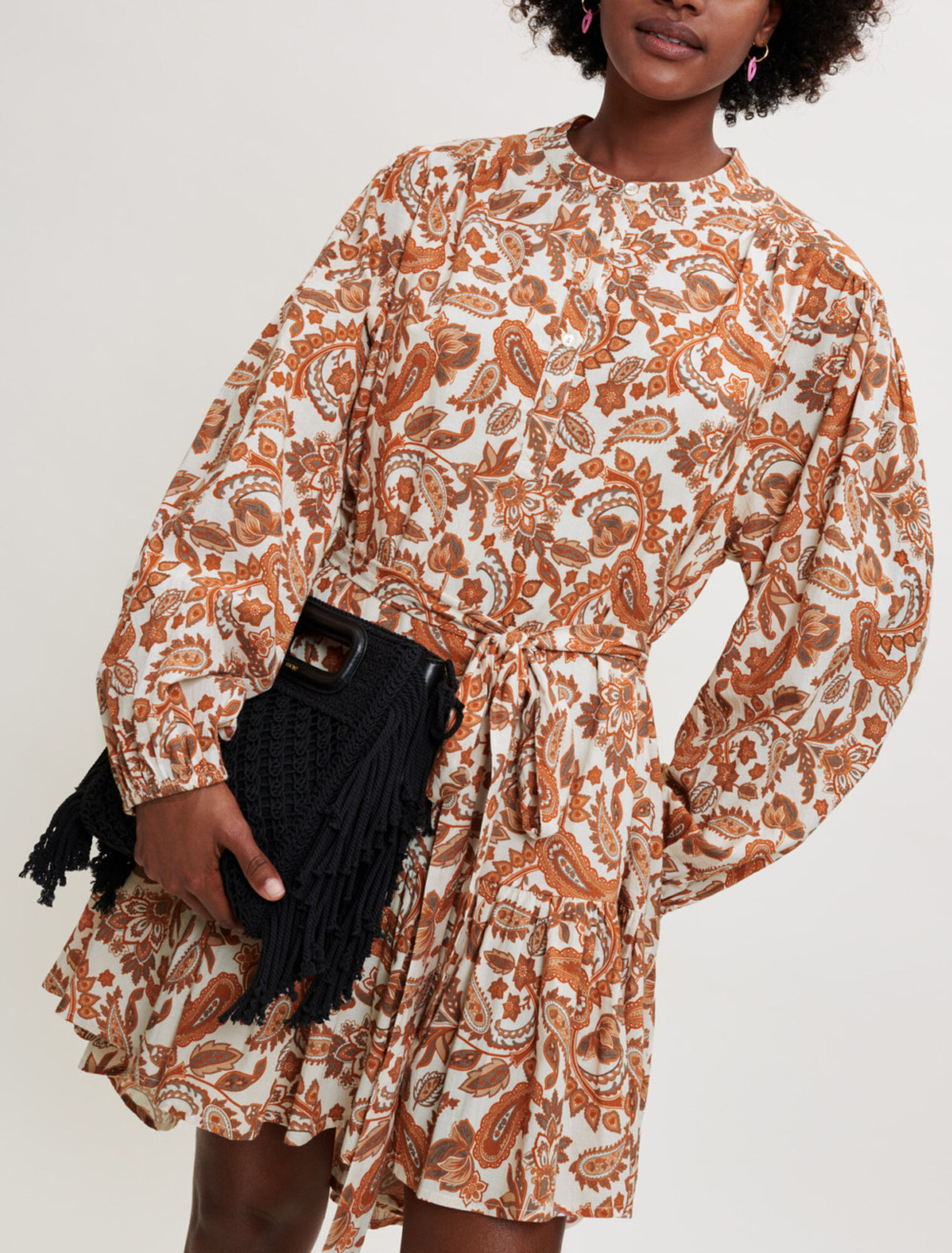Kleid mit Gürtel aus bedruckter