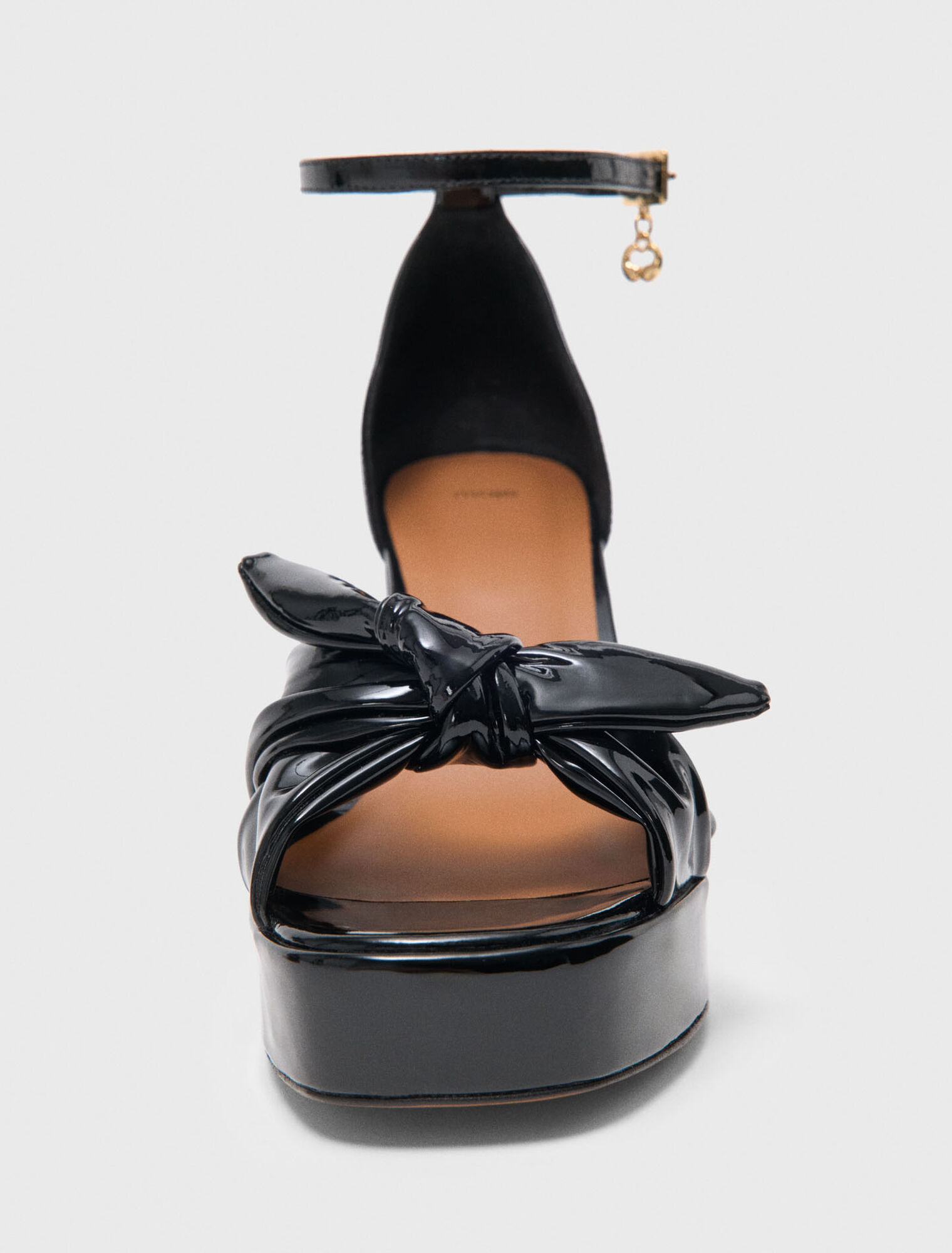 Absatzsandalen aus Lackleder