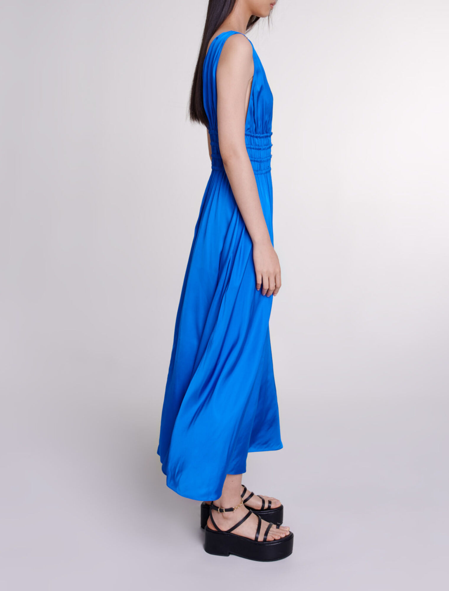 Satinkleid mit Cut-outs