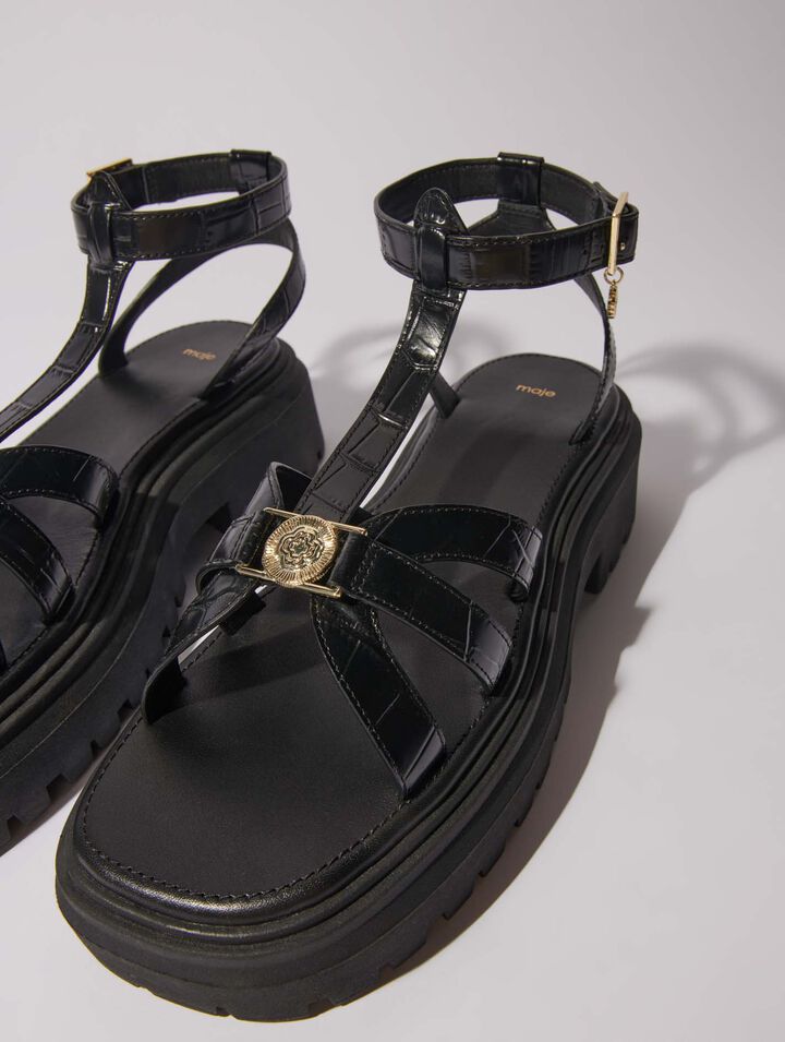 Flache gerillte Sandalen