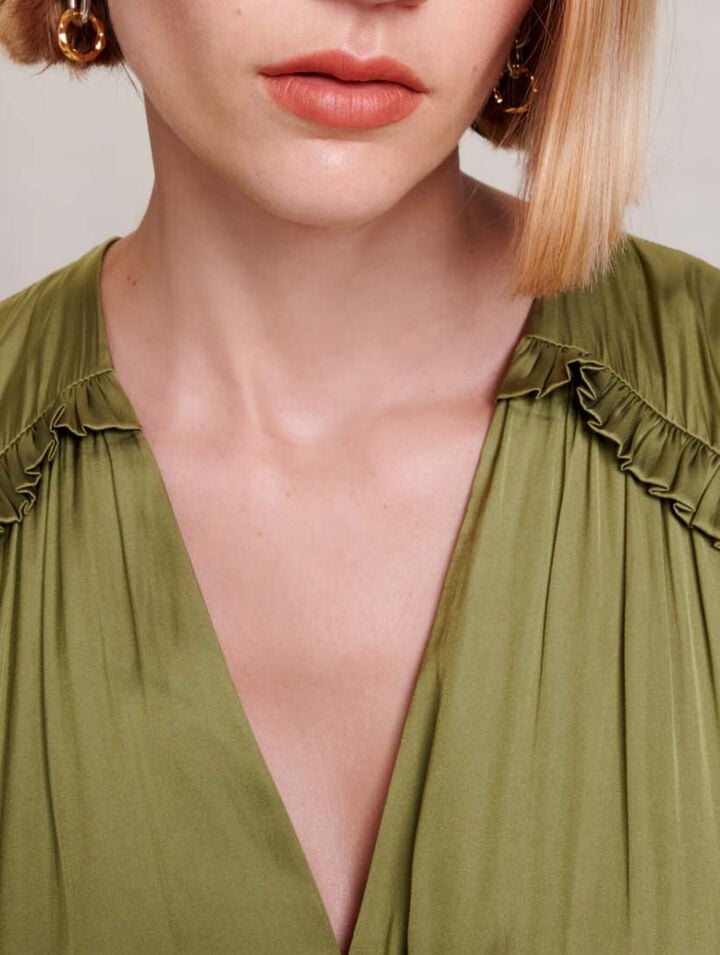 Halblanges Satin-Kleid mit Rüschen