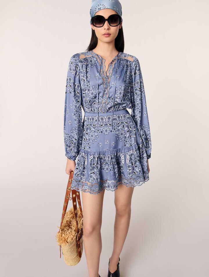 Fließendes kurzes Kleid mit Print