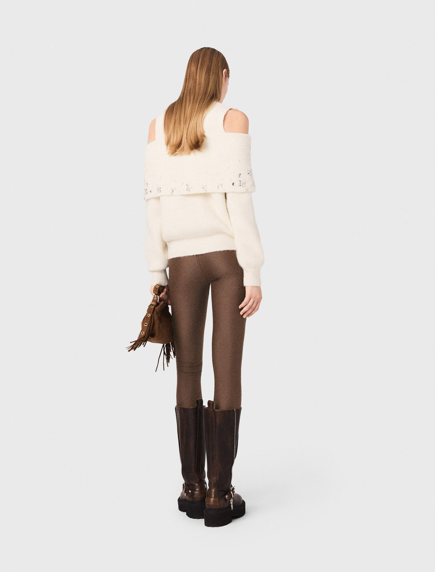 Schulterfreier Pullover mit Schmuck