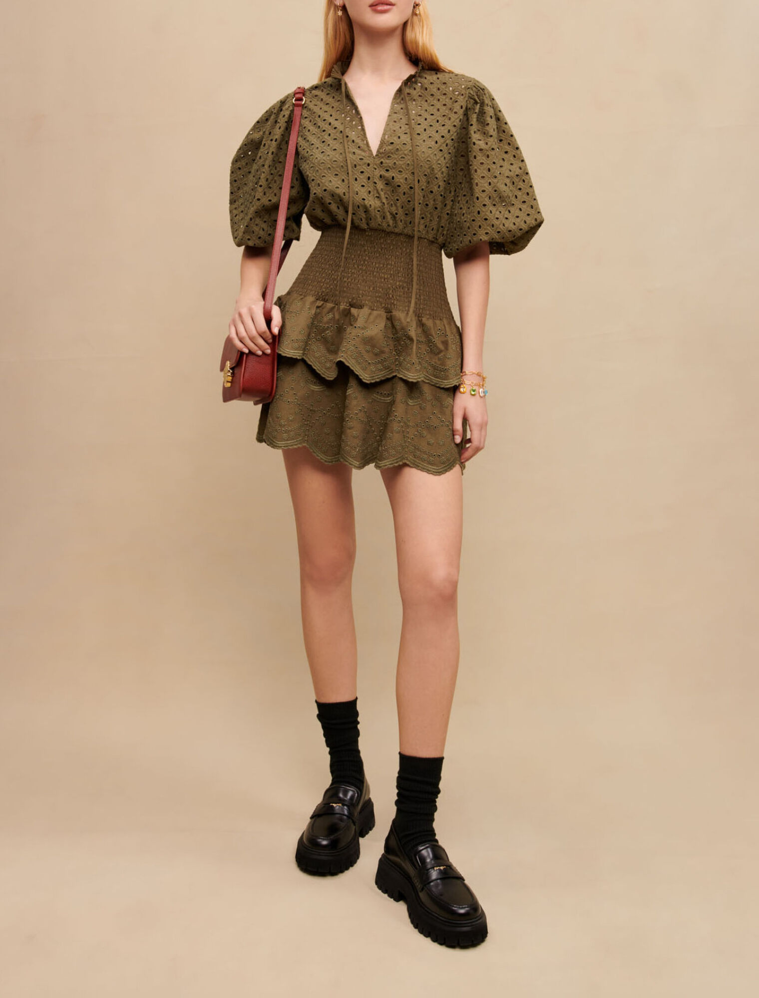 Kurzes Kleid mit Lochstickerei