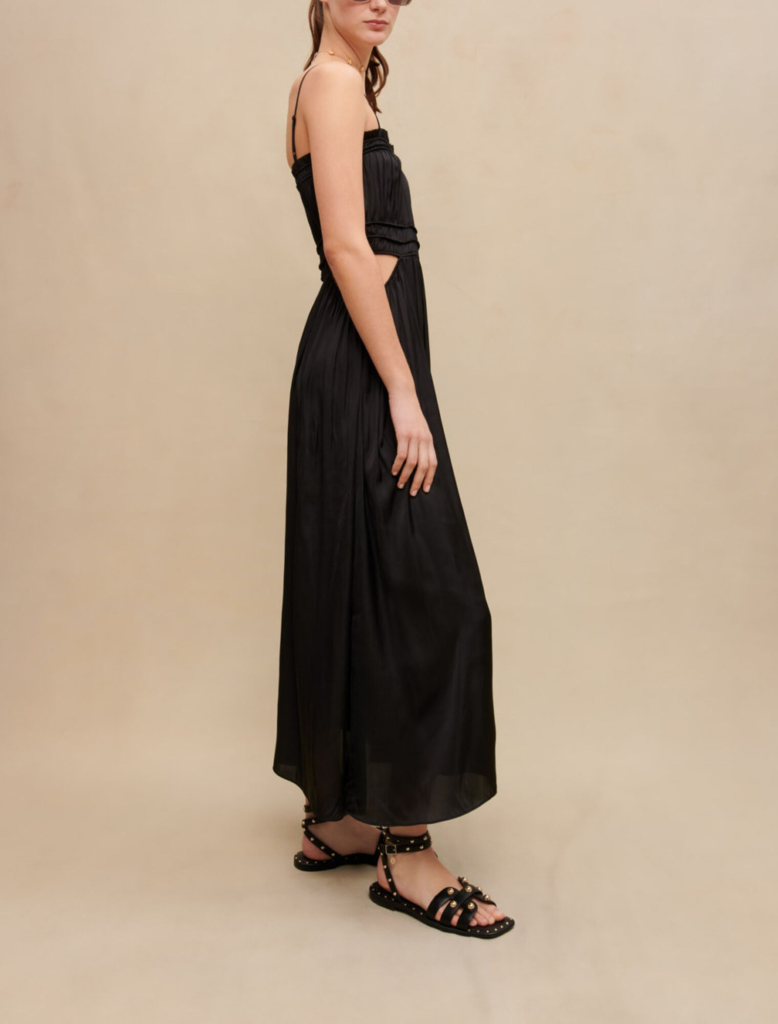 Langes satiniertes Kleid