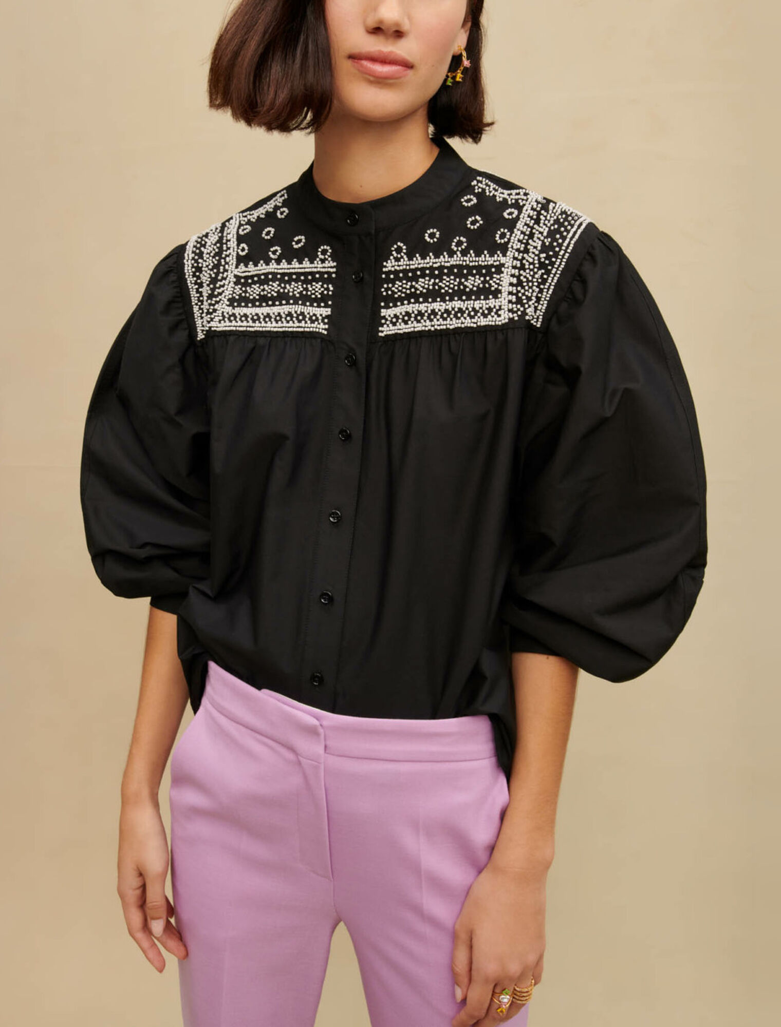 Hemd mit gestickten Details