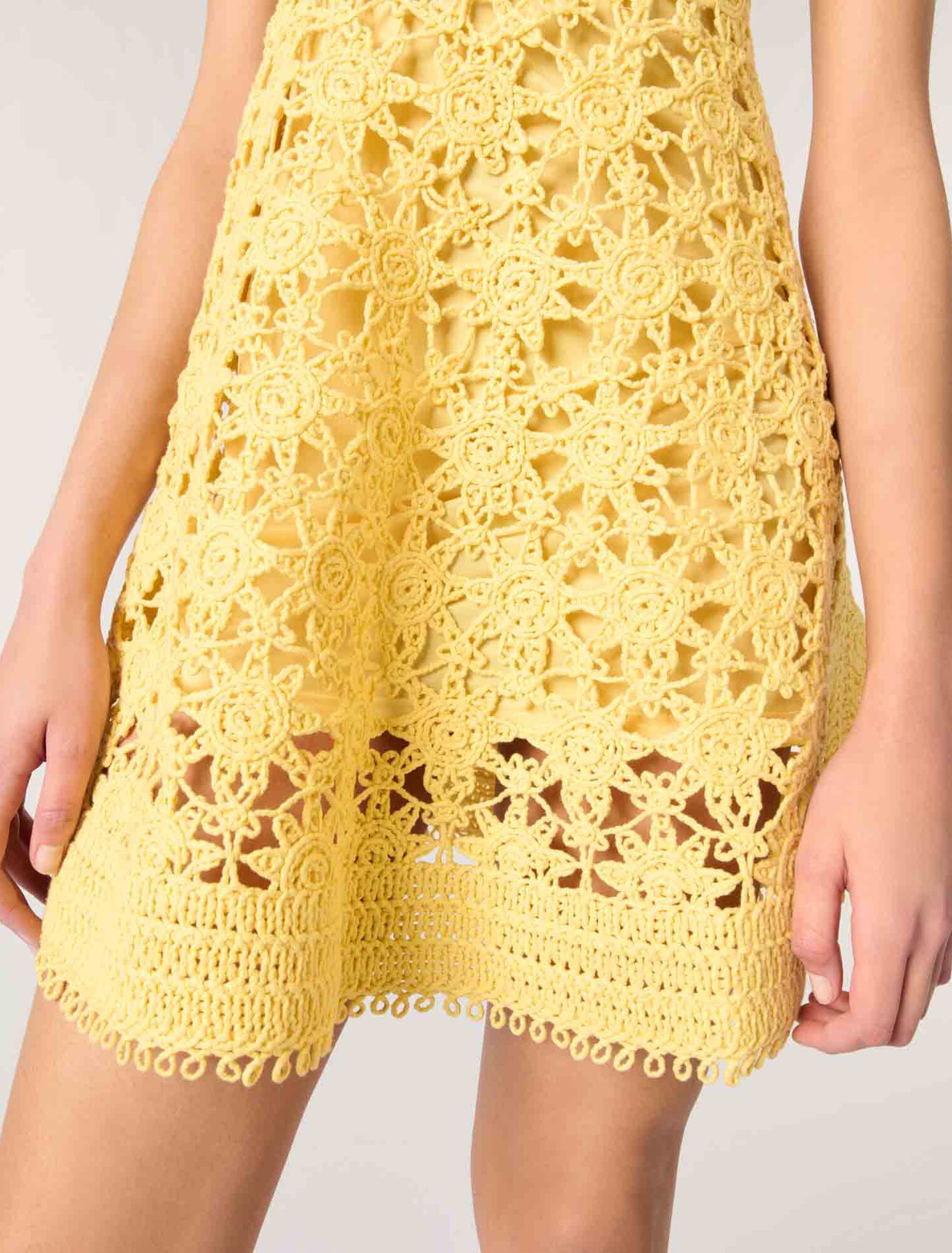 Kurzes gehäkeltes Trägerkleid