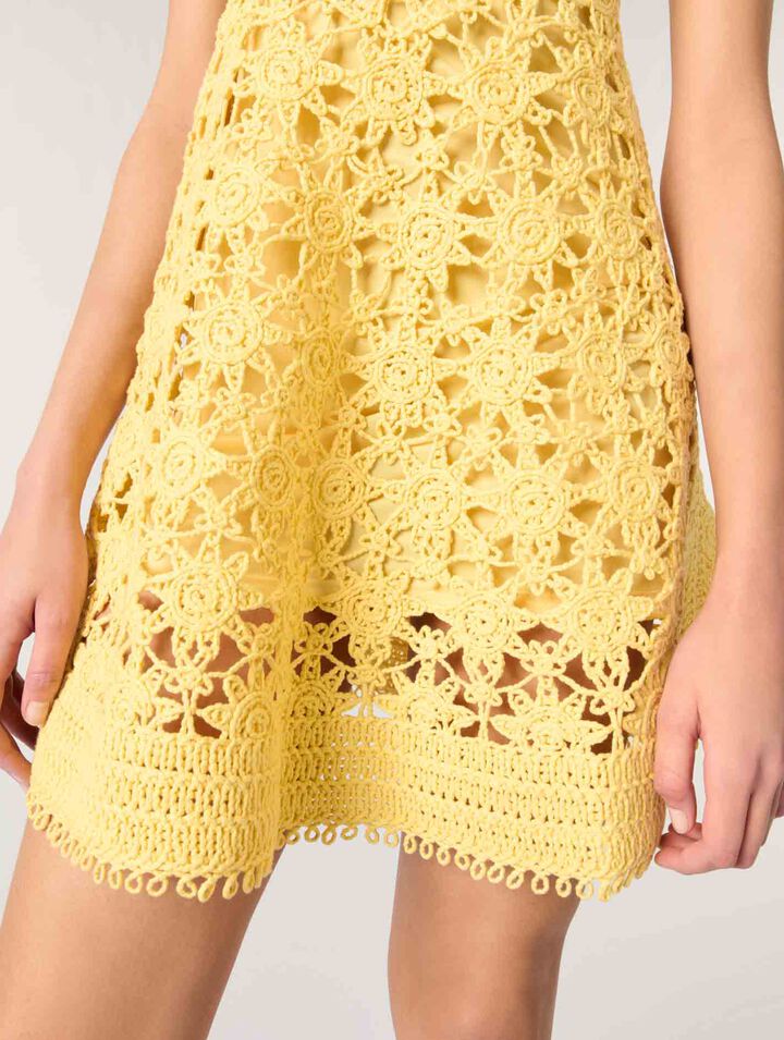 Kurzes gehäkeltes Trägerkleid