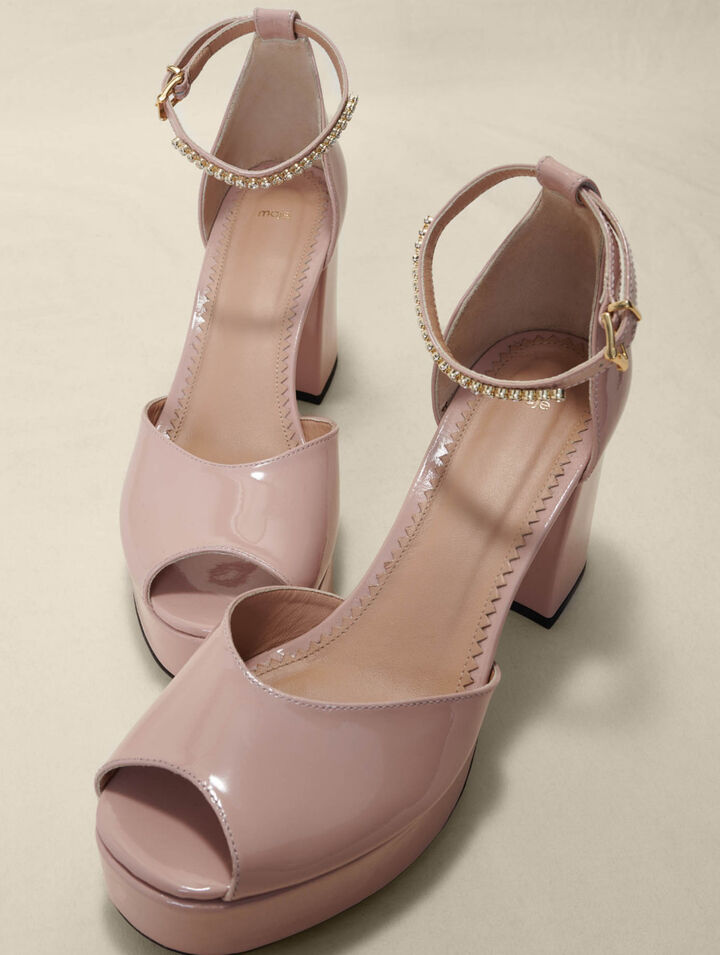 Sandalen mit Absatz aus Lackleder