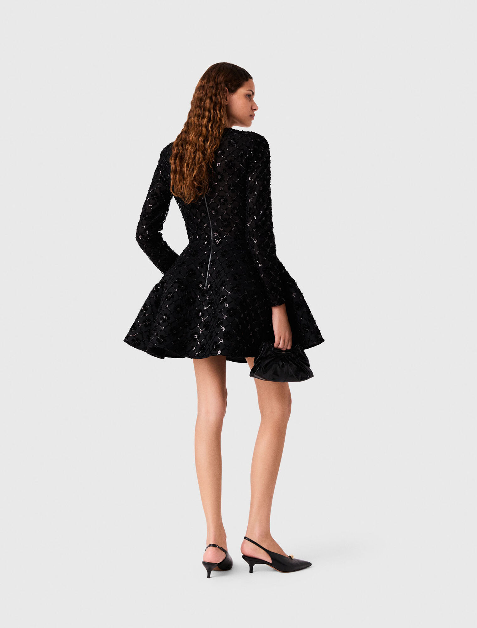 Kurzes Samtkleid mit Strass