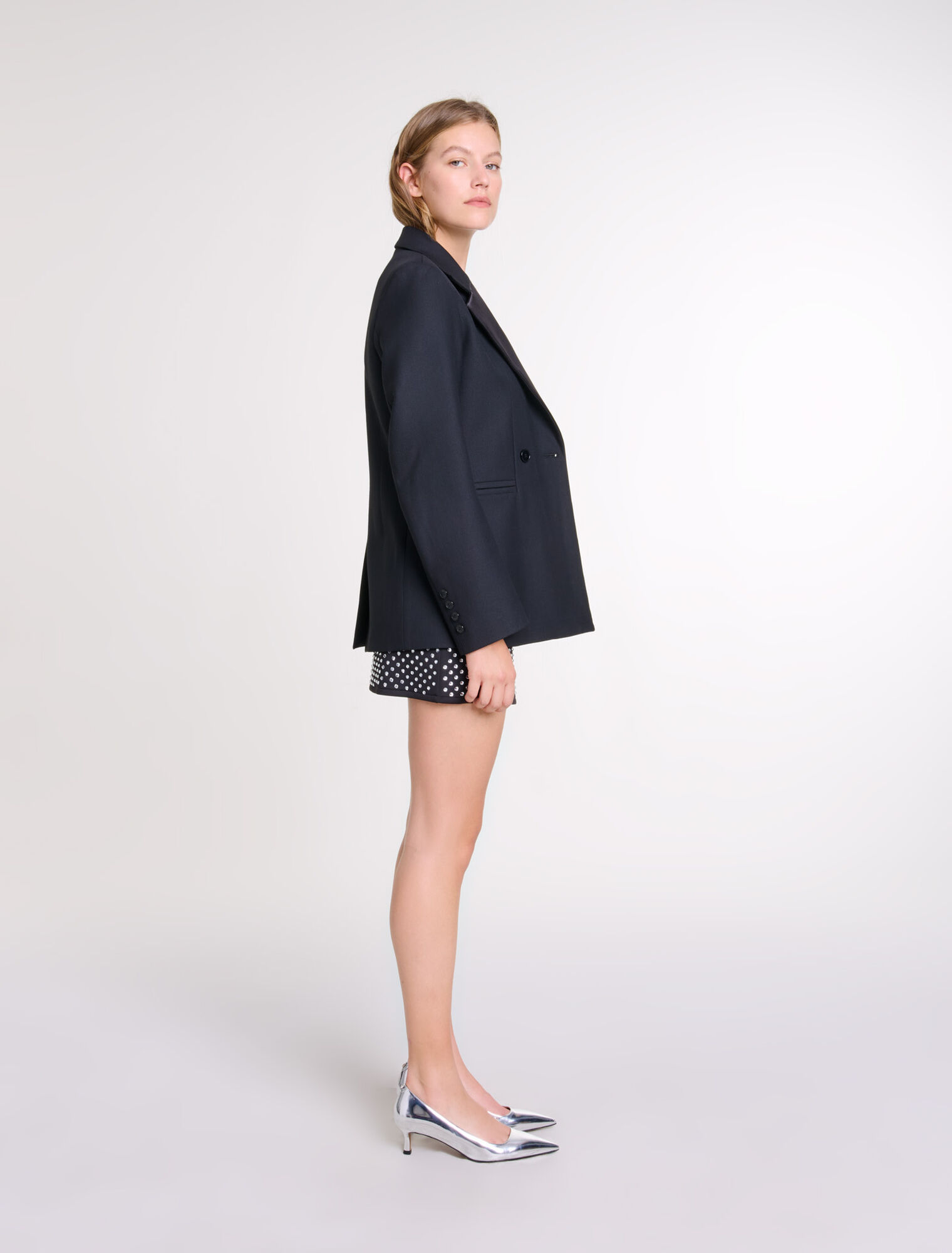 Kostümjacke mit Brosche