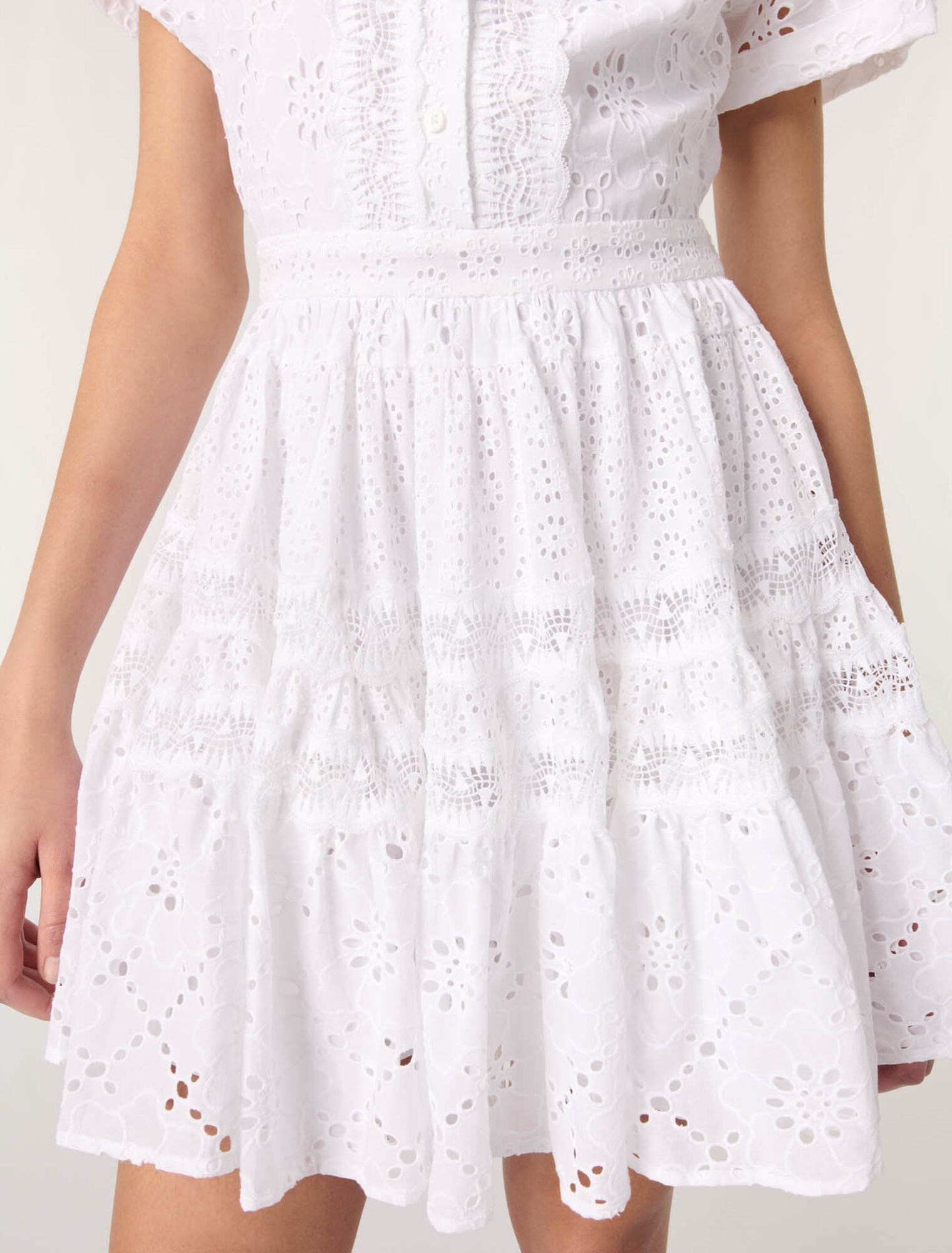 Babydoll-Kleid mit Stickerei