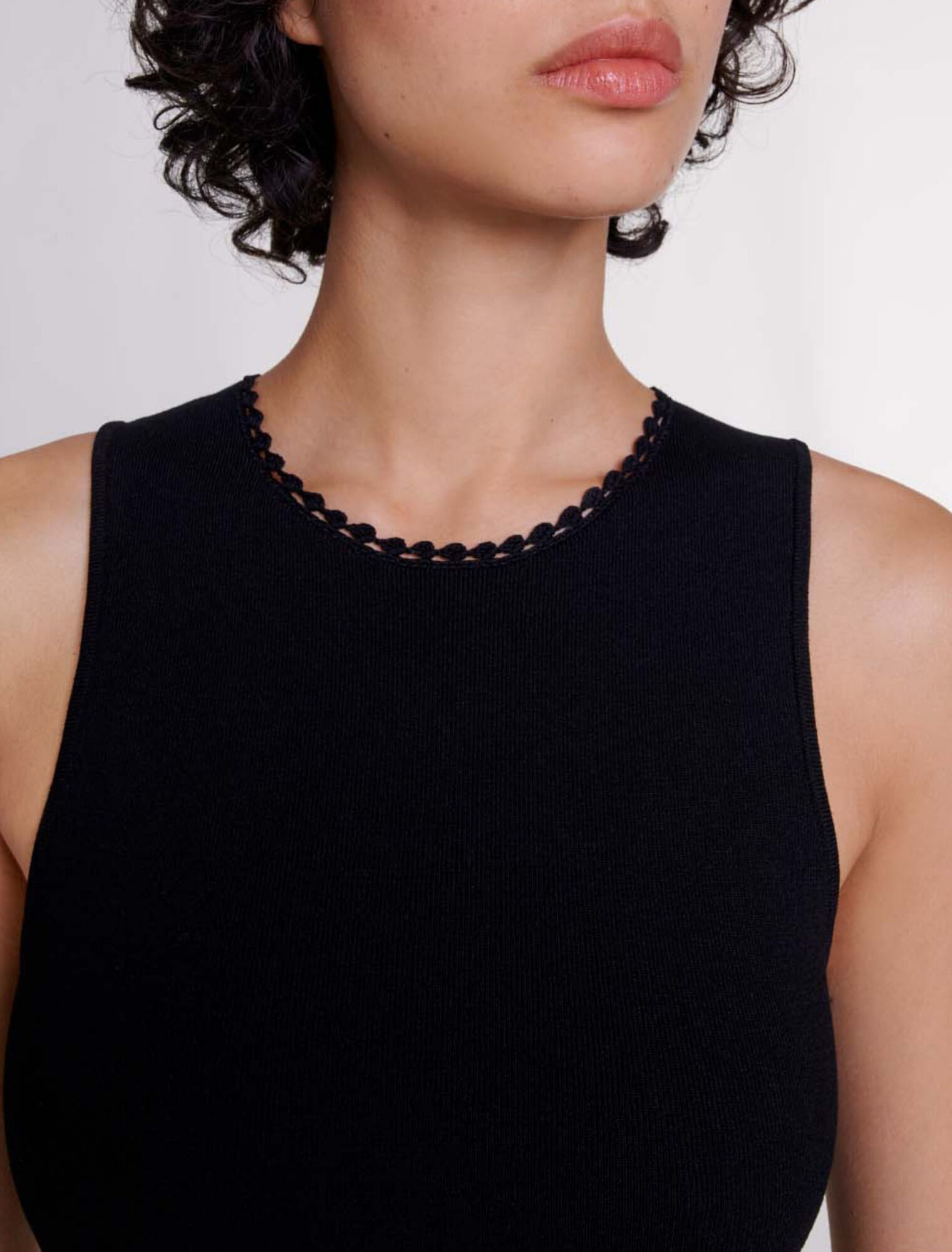 Langes Strickkleid mit Aussparungen