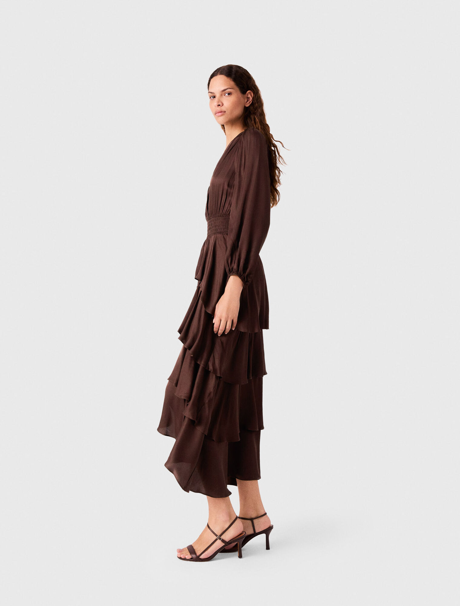 Langes flie&szlig;endes Kleid mit Volants