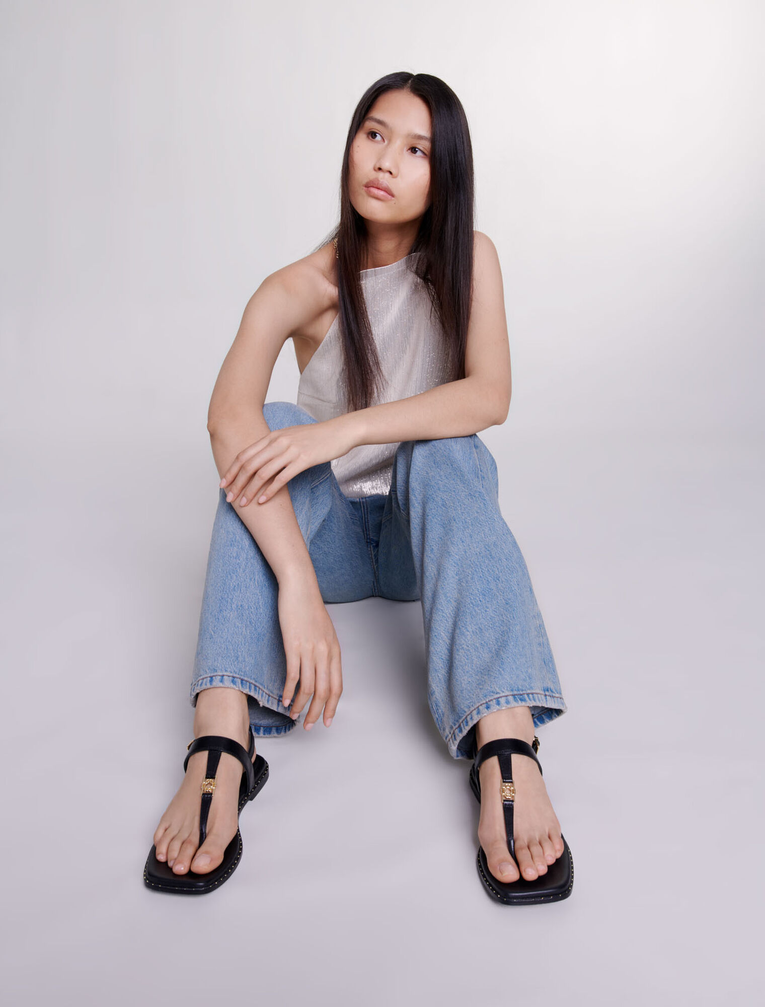Flache Ledersandalen mit Riemen