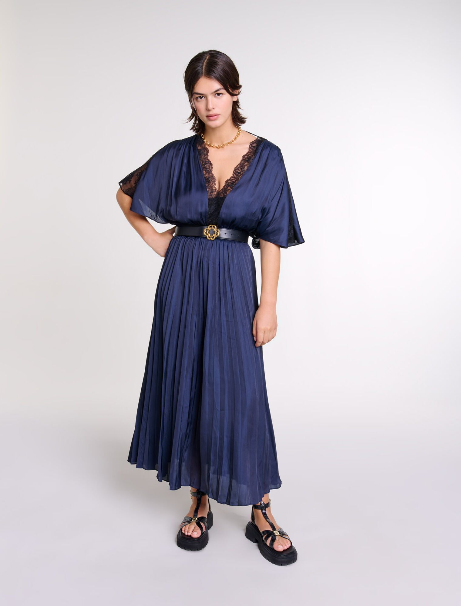 Langes Plissee-Kleid mit Spitze