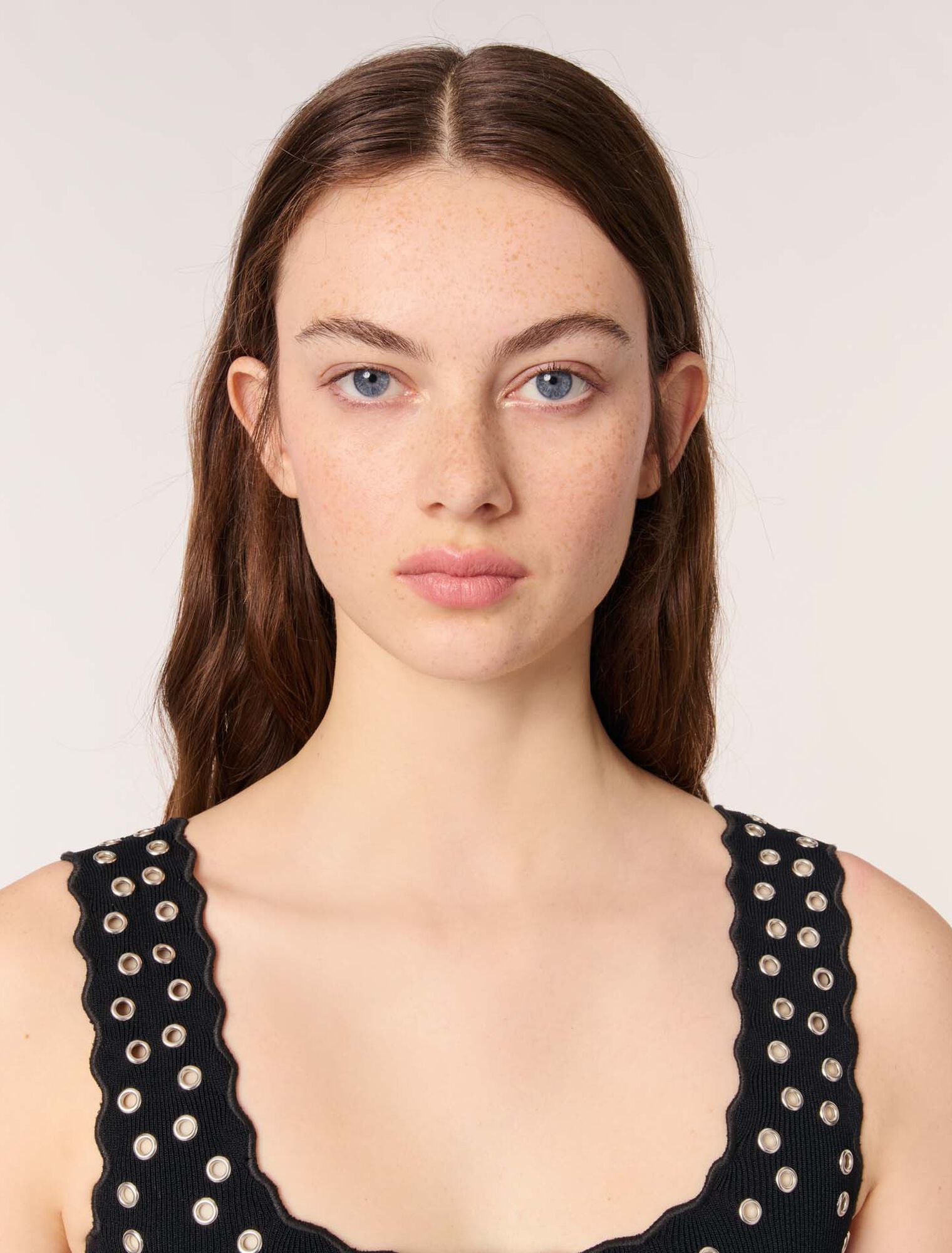Kurzes Strickkleid mit Ösen