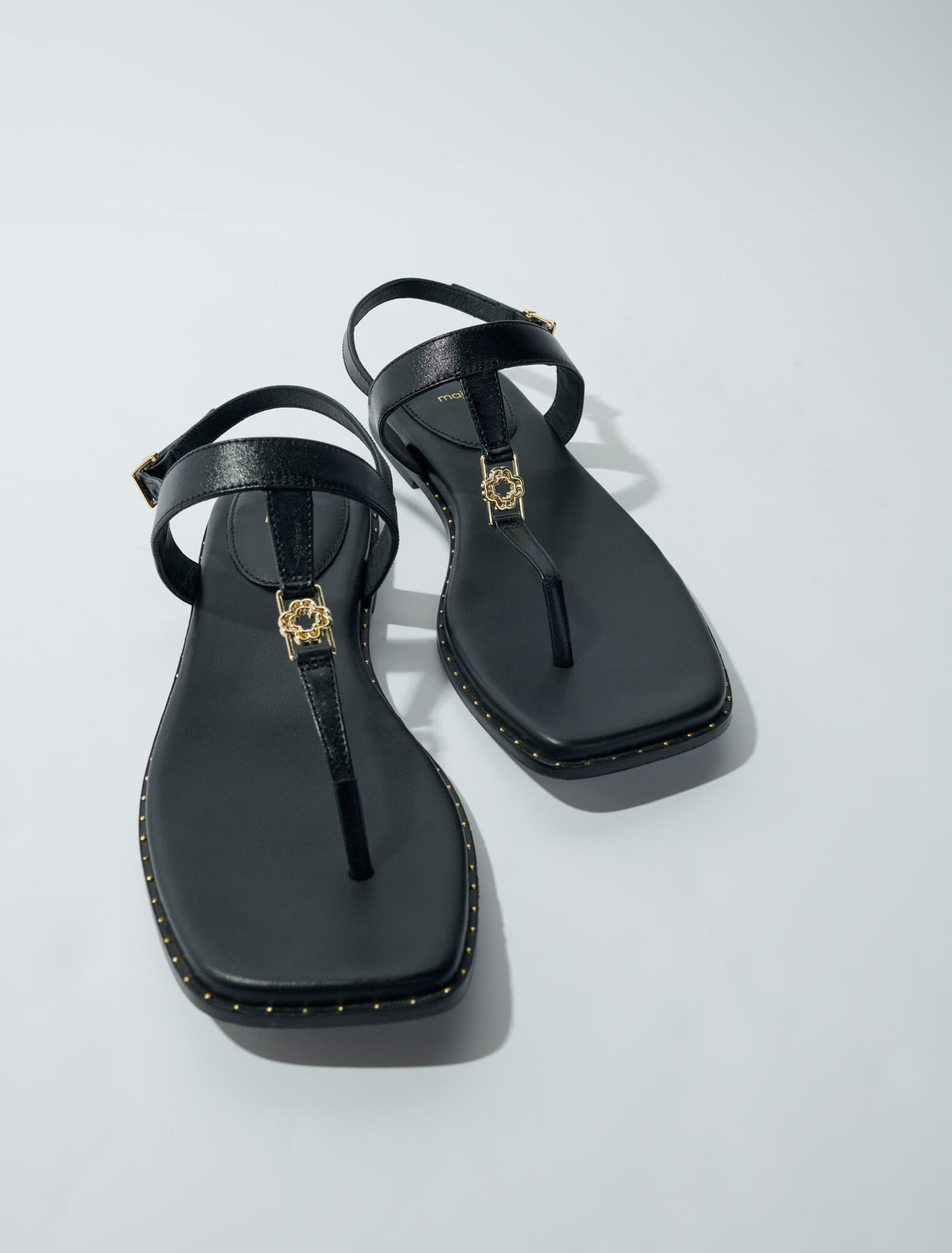 Flache Ledersandalen mit Riemen