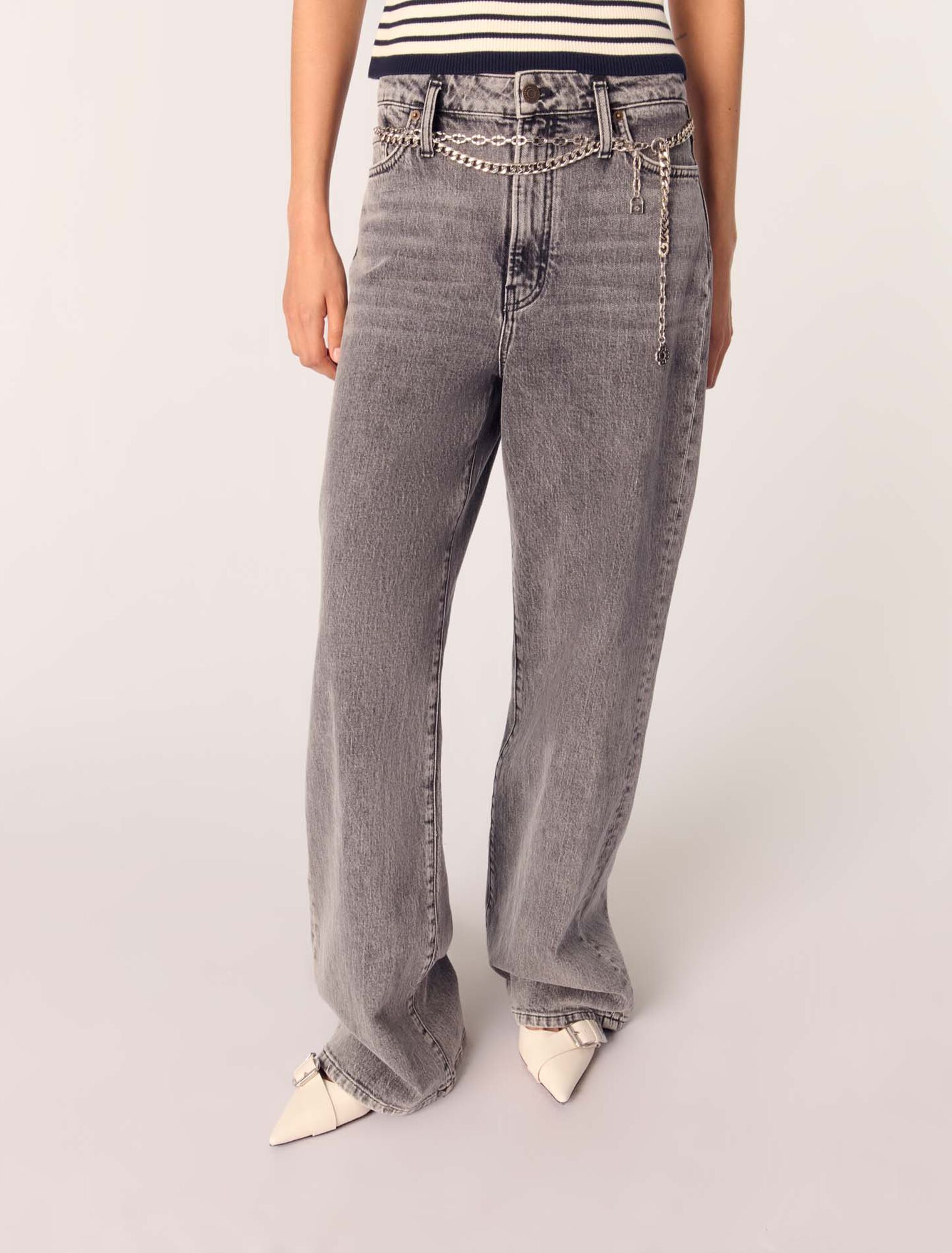 Weite Jeans mit Kettengürtel
