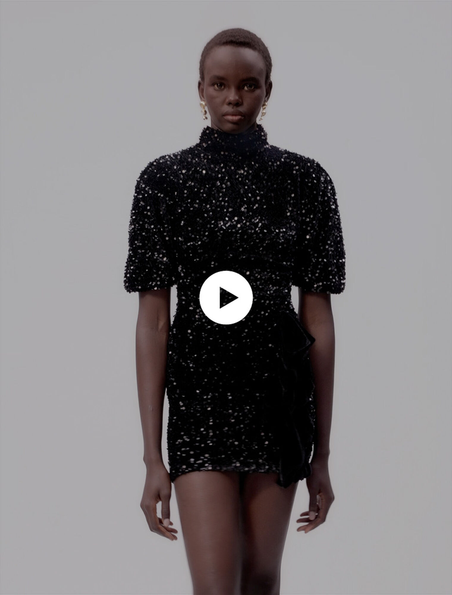 Kurzes Samtkleid mit Pailletten