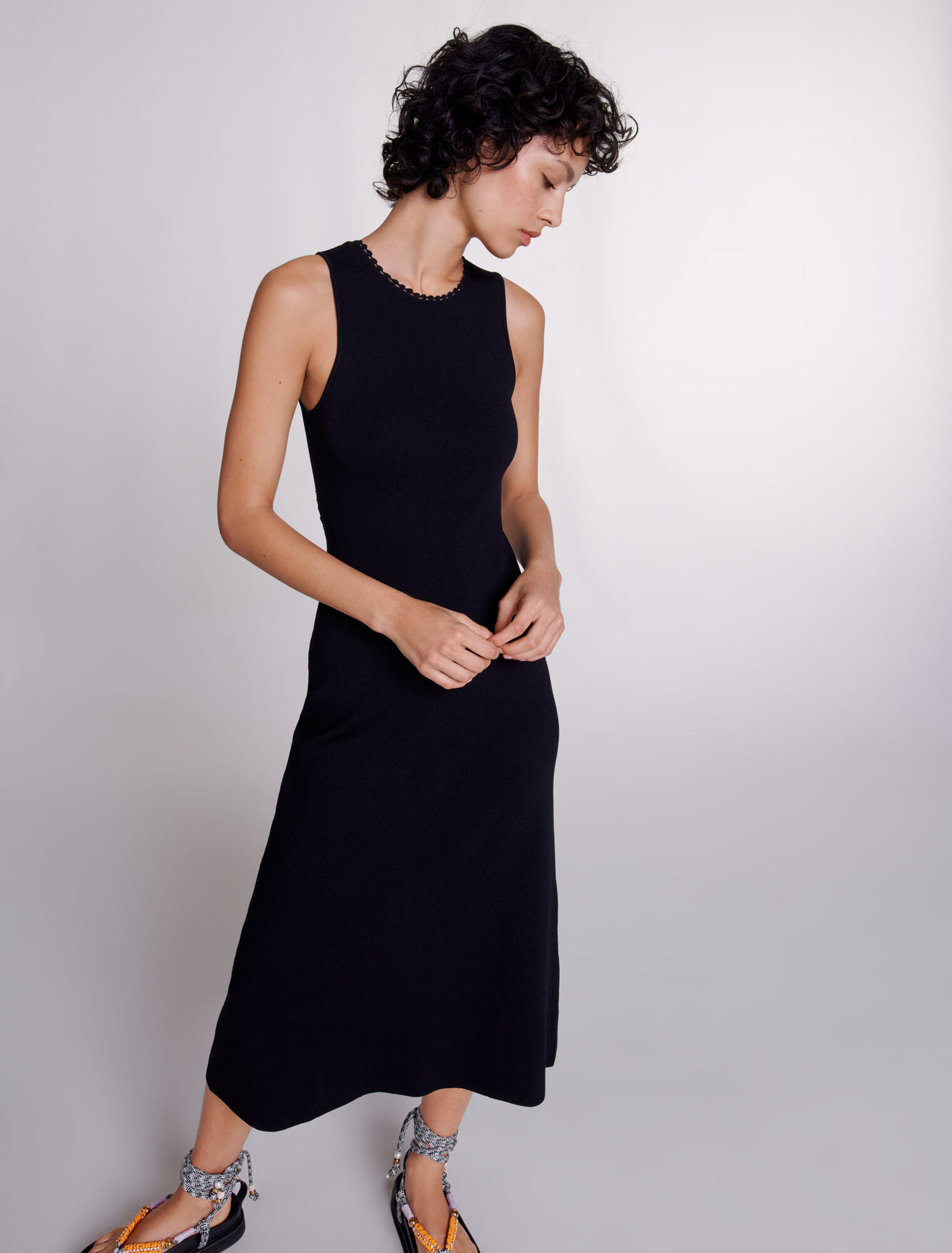 Langes Strickkleid mit Aussparungen