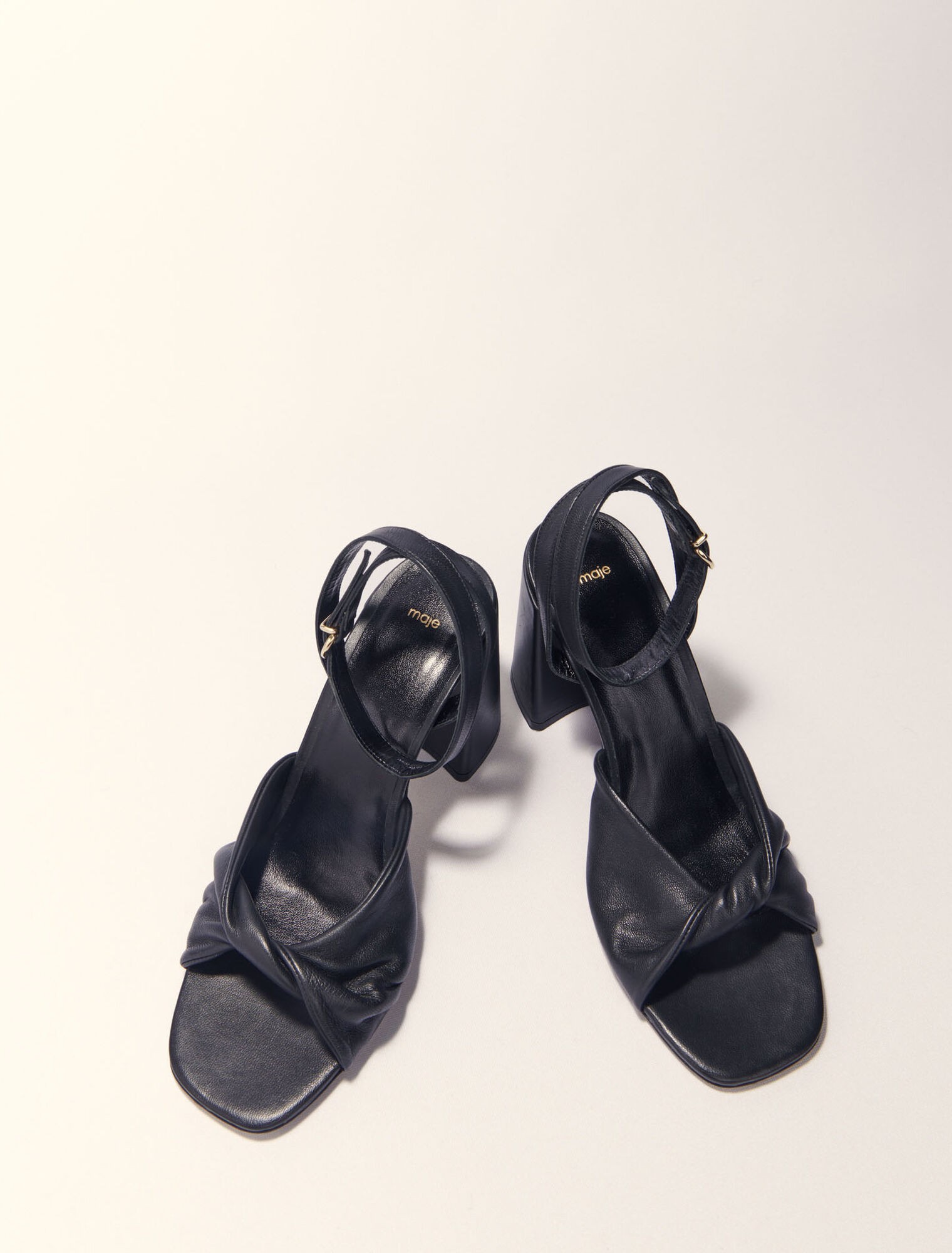 Sandalen aus Glattleder mit Absatz