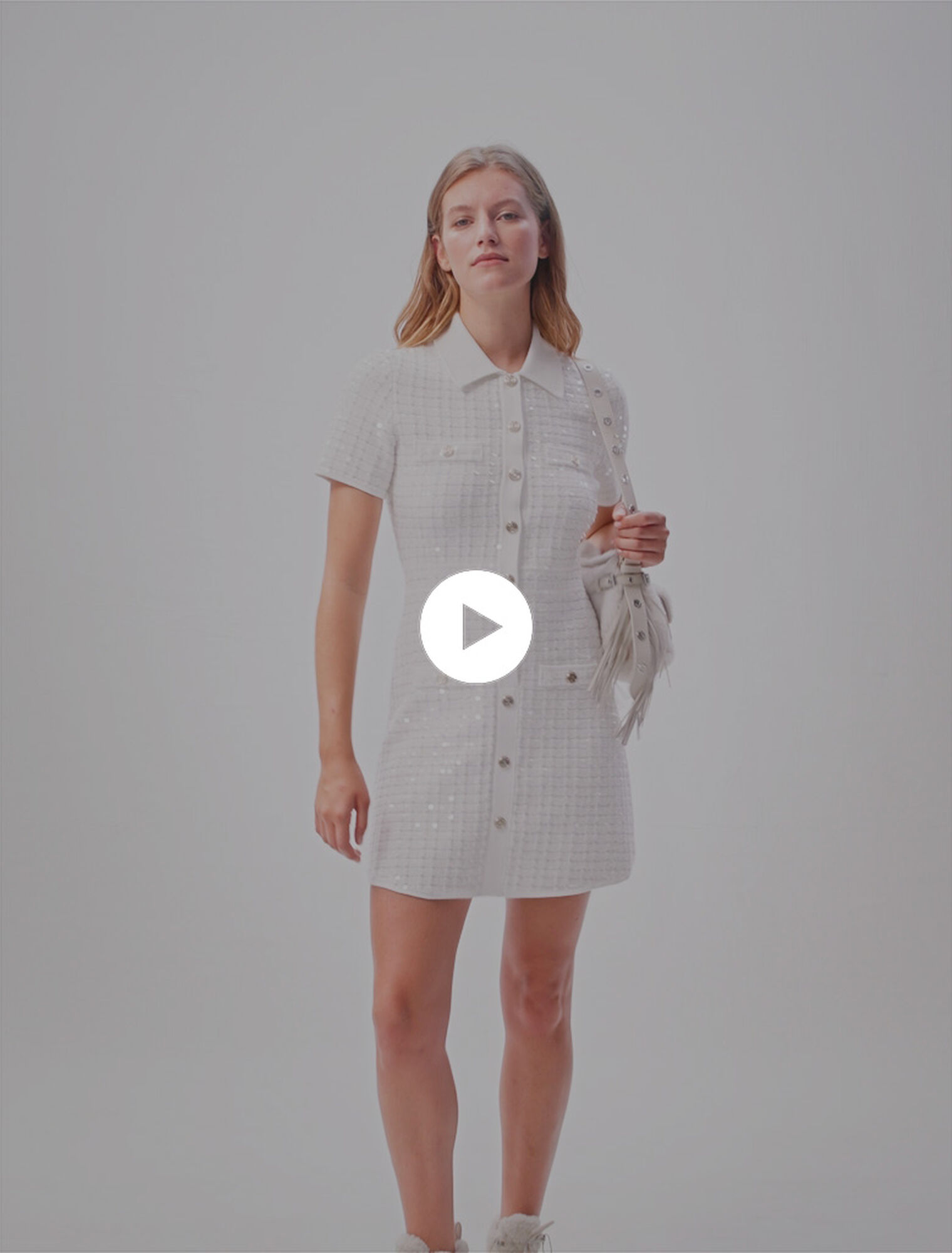 Kurzes Strickkleid mit Pailletten