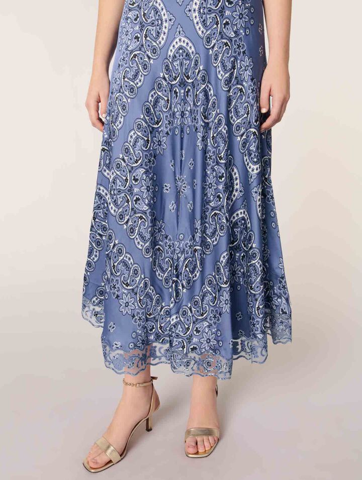 Langes fließendes Kleid mit Print