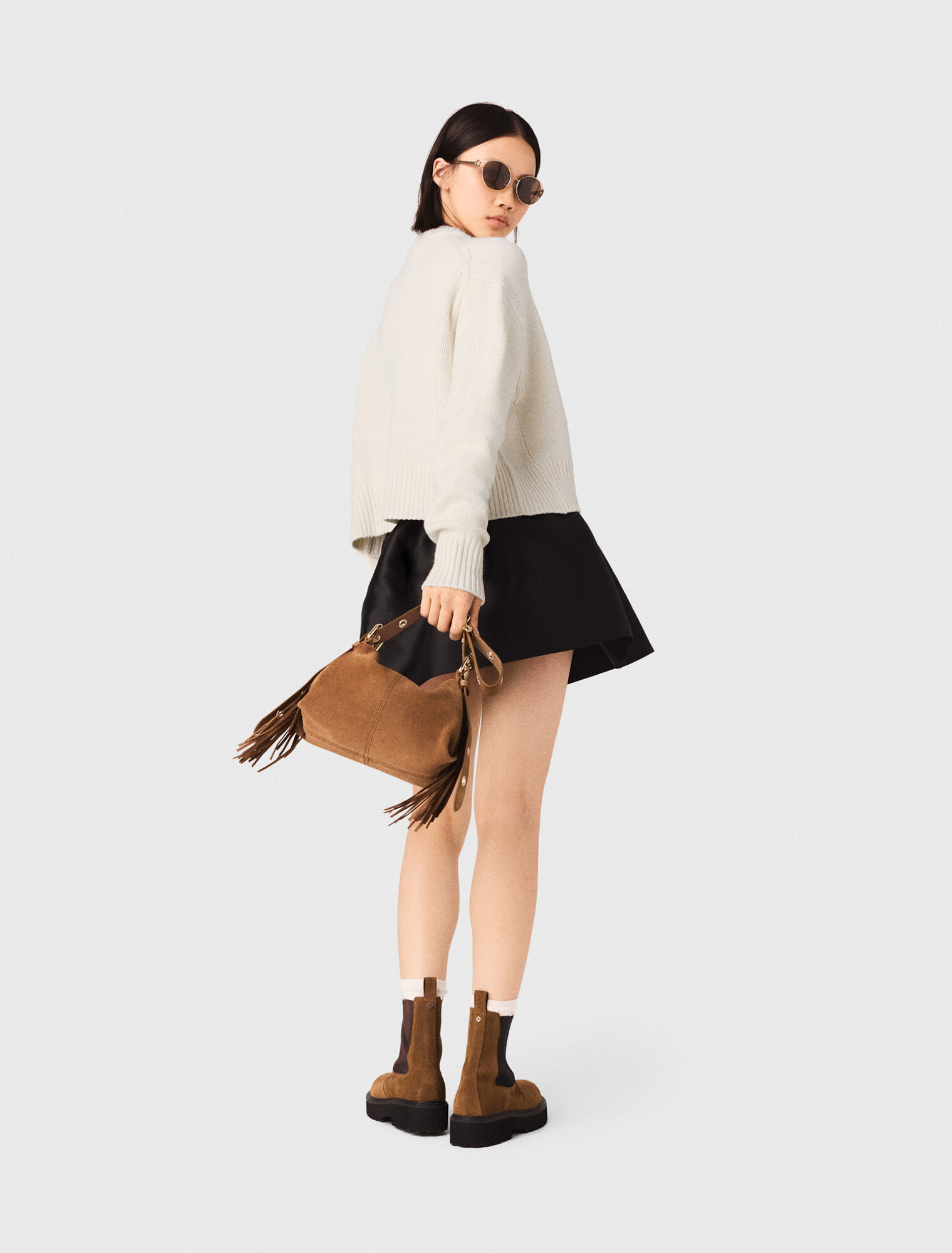 Pullover mit Blumenbrosche