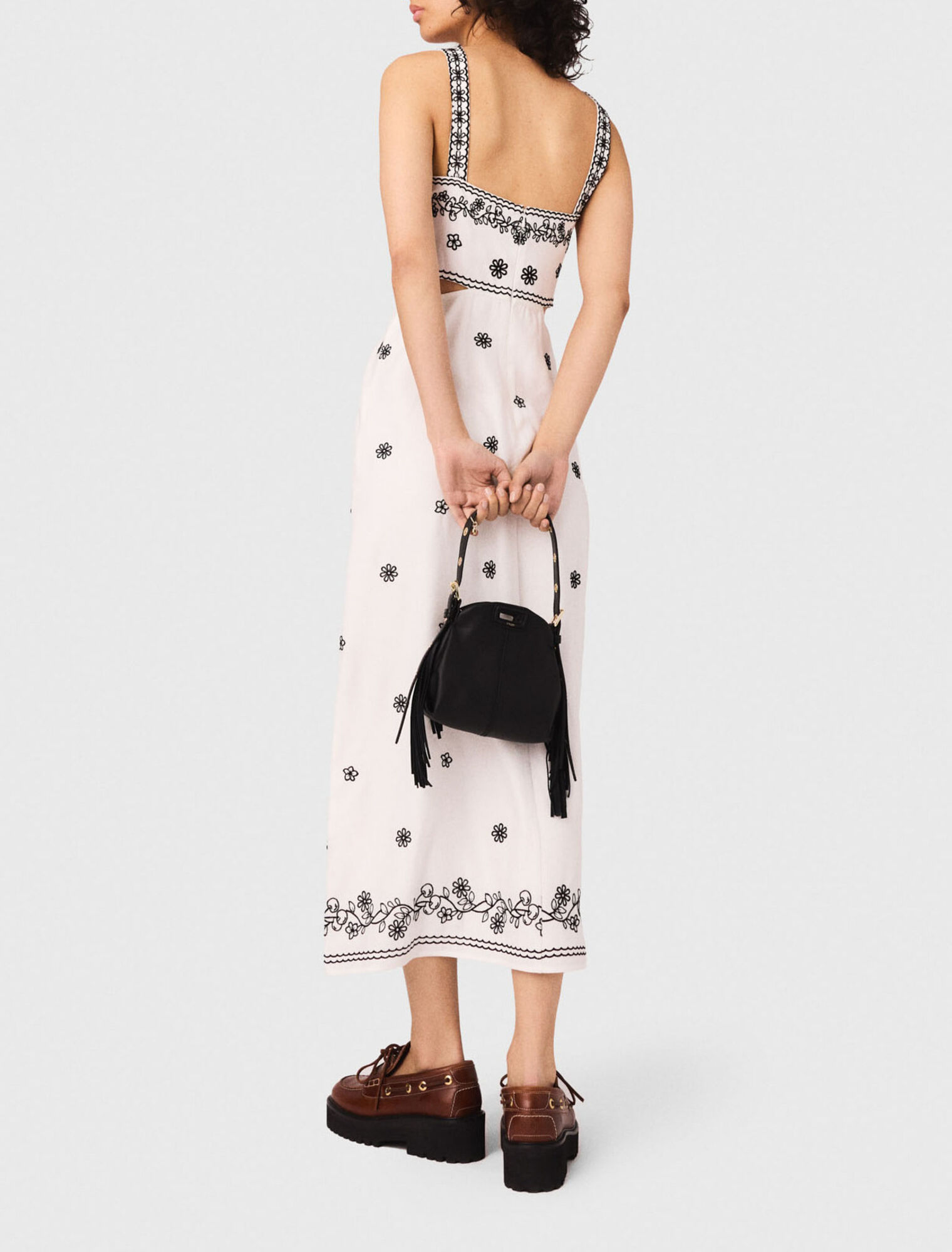 Langes besticktes Kleid mit Cut-out