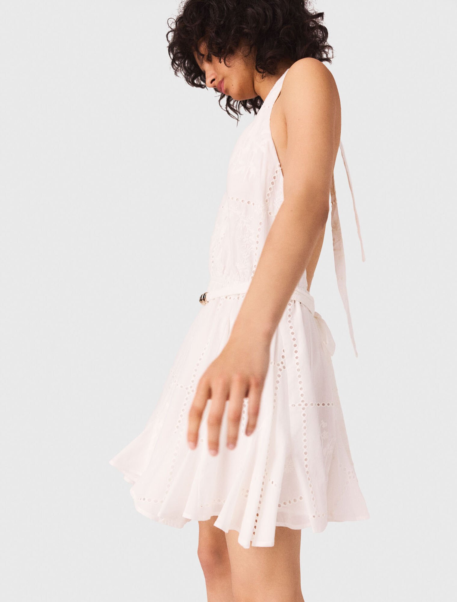 Kurzes besticktes Kleid, rückenfrei