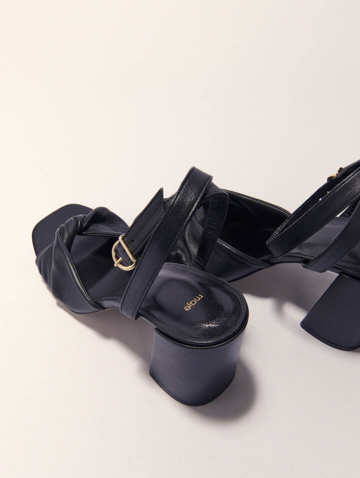 Sandalen aus Glattleder mit Absatz