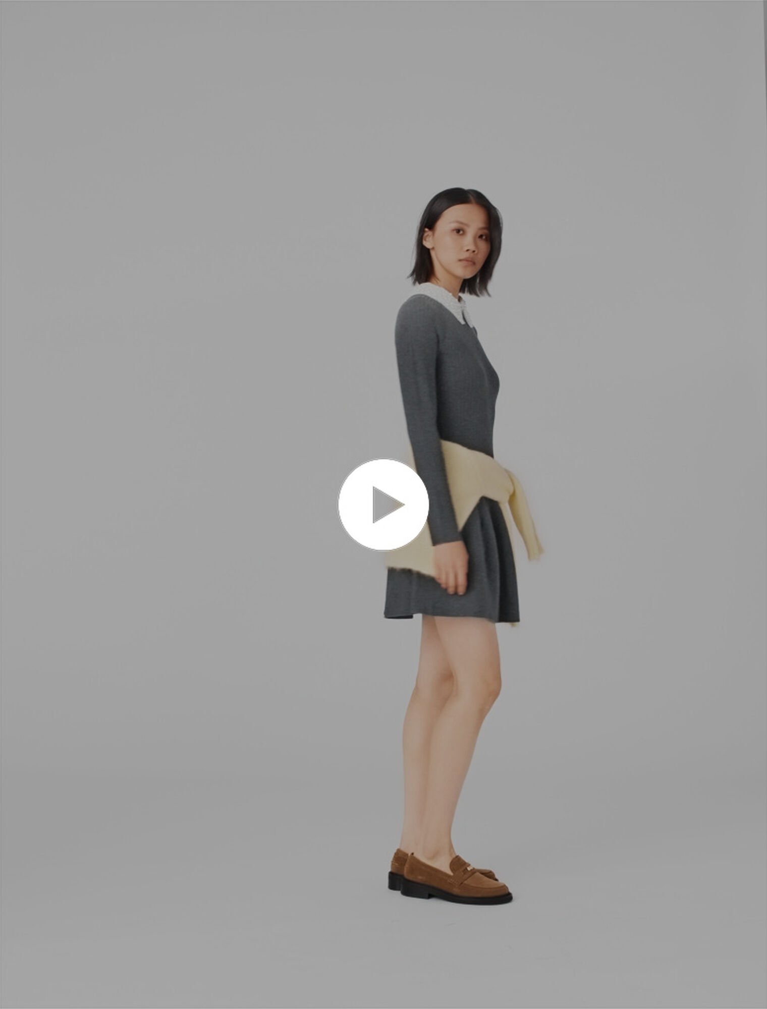 Kurzes Strickkleid mit Perlenkragen