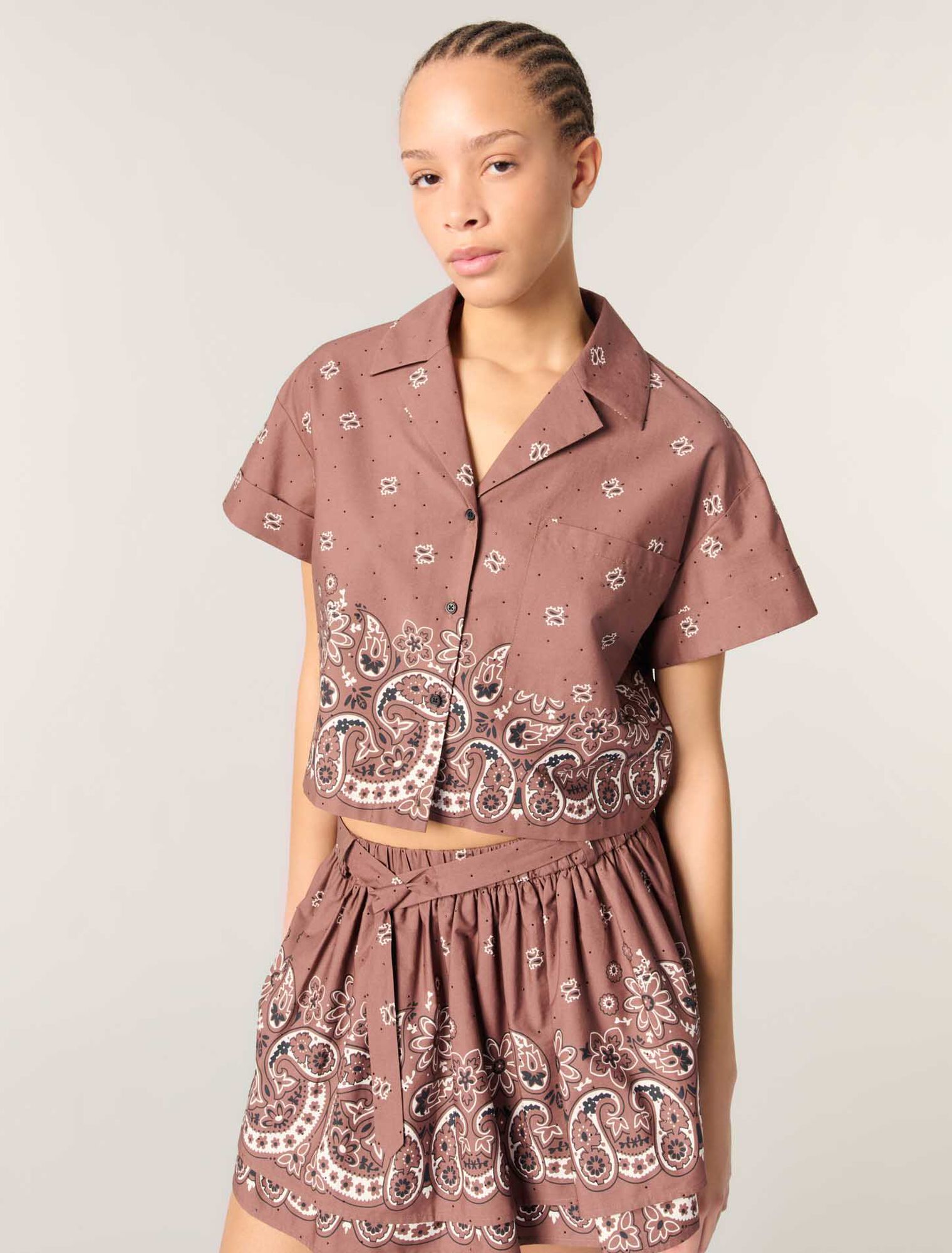 Kurze gemusterte Bluse mit Strass