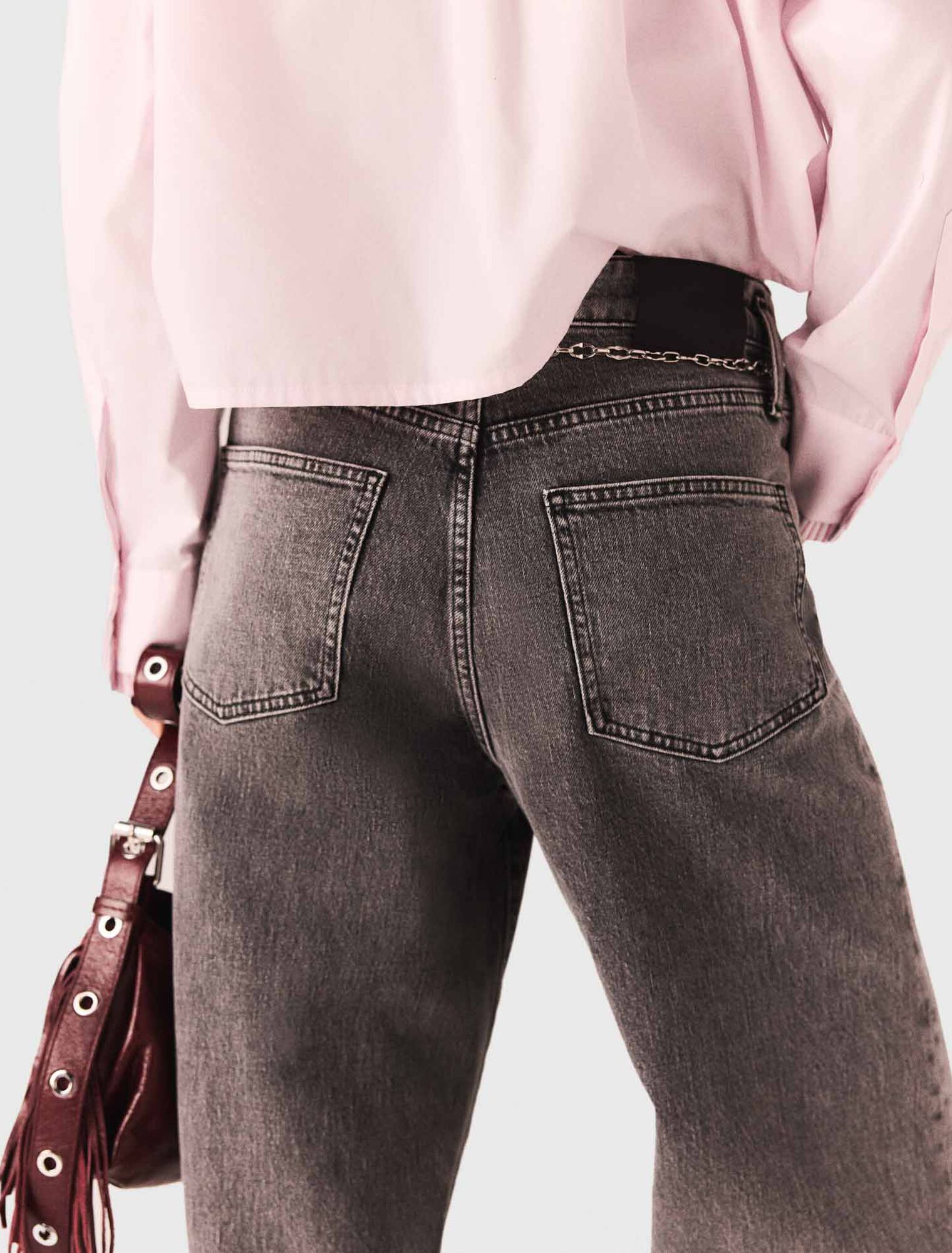 Weite Jeans mit Kettengürtel