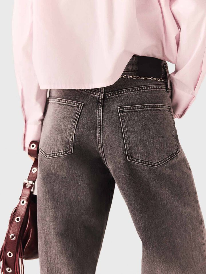 Weite Jeans mit Kettengürtel