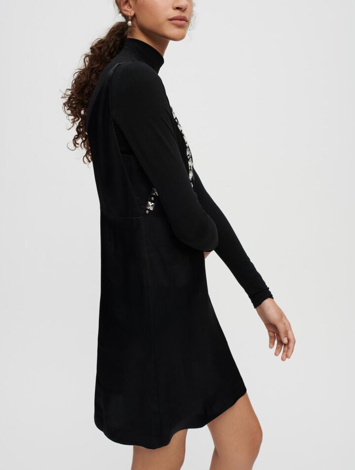 Schwarzes Satin-Kleid mit Schmuckträgern