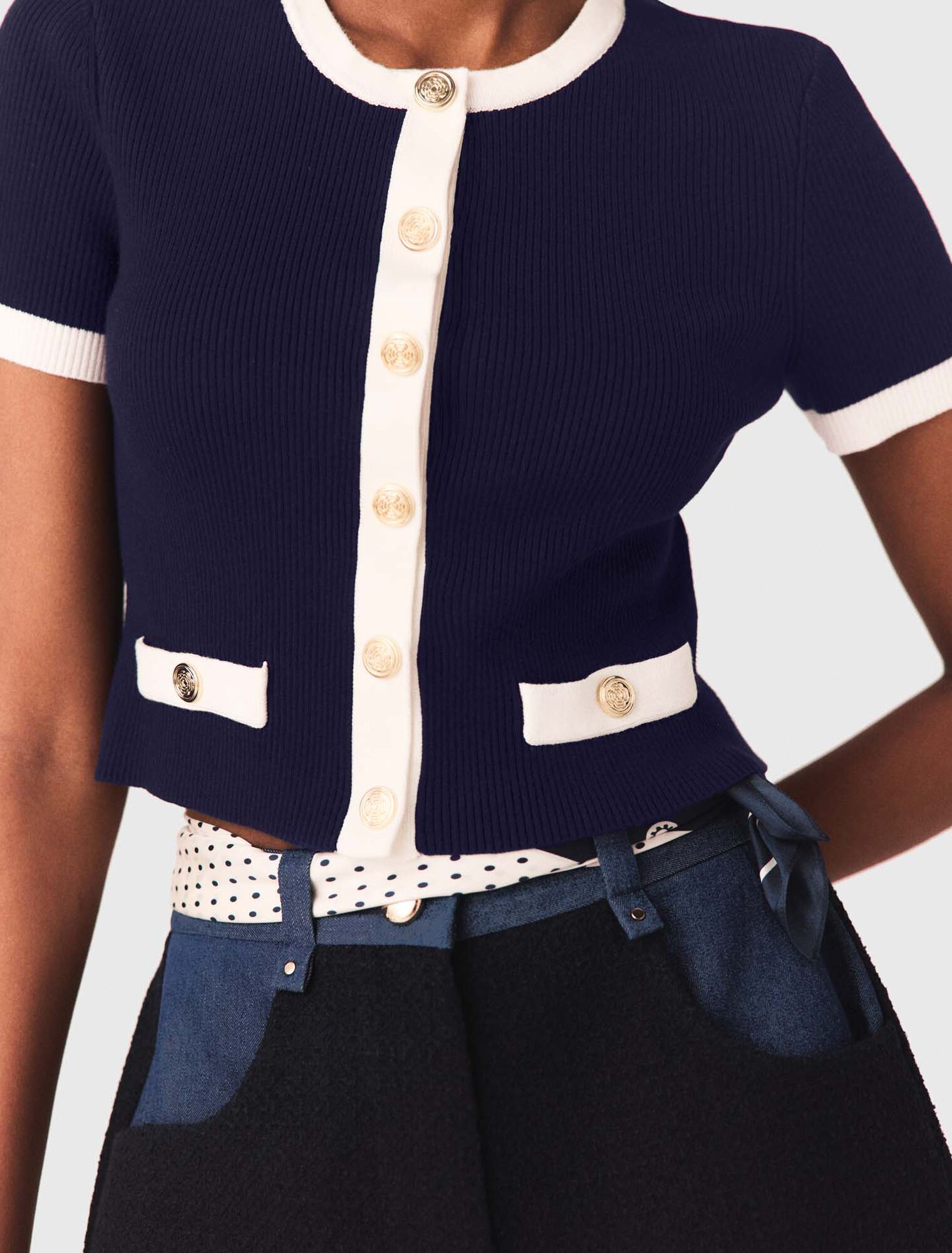 Kurzer Cardigan mit Kontrastdetails